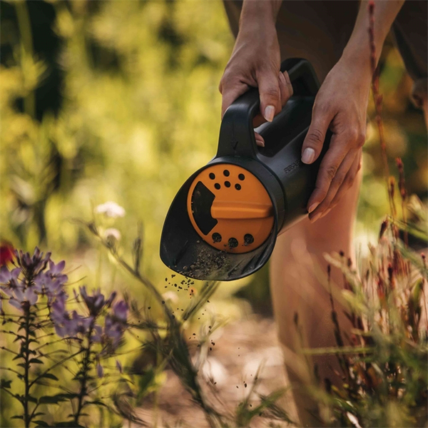 Fiskars Solid -k&auml;silevitin 2,3 l musta