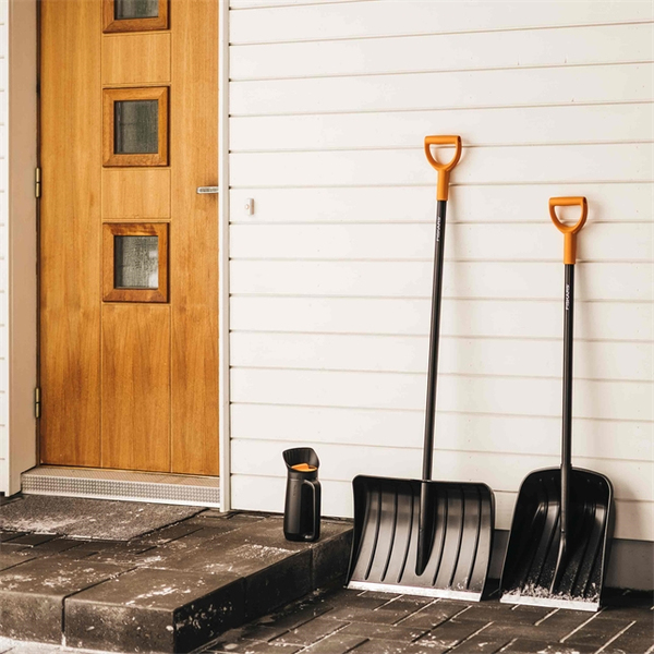Fiskars Solid -k&auml;silevitin 2,3 l musta