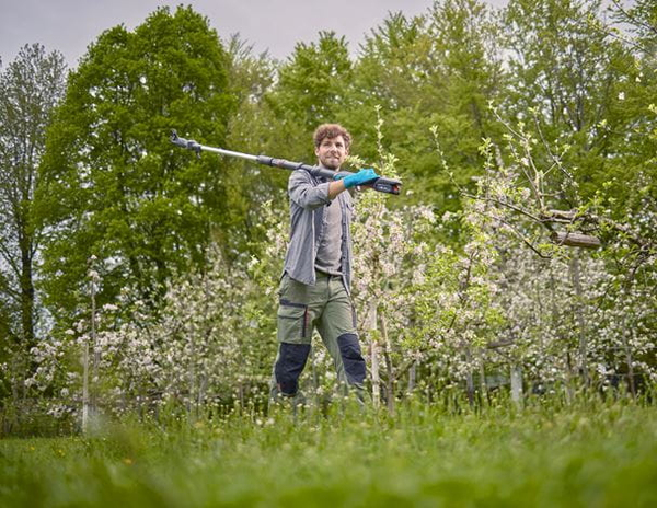 Gardena HighCut 360/18V P4A - batteridriven teleskopisk st&aring;ngsax inkl. batteri