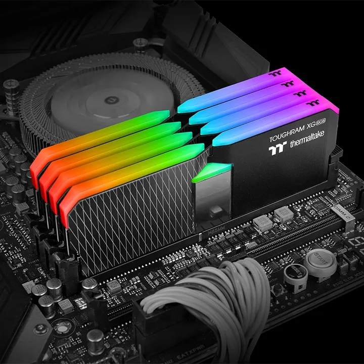 Thermaltake Toughram XG RGB 64 Gt (2 x 32 Gt) DDR4 3600 MHz, CL18 -muisti, Musta