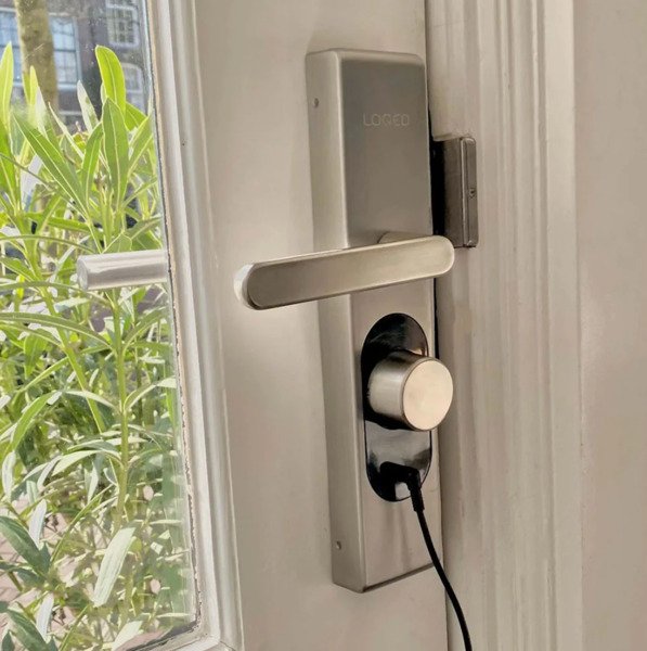 Shelly LOQED Power Kit -&auml;lylukkoosi 8 ladattavalla AA-paristoa