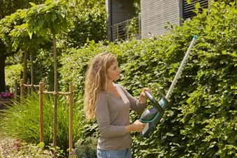Gardena ComfortCut 50/18V 2A P4A -akkupensasleikkuri, sis. akku + laturi