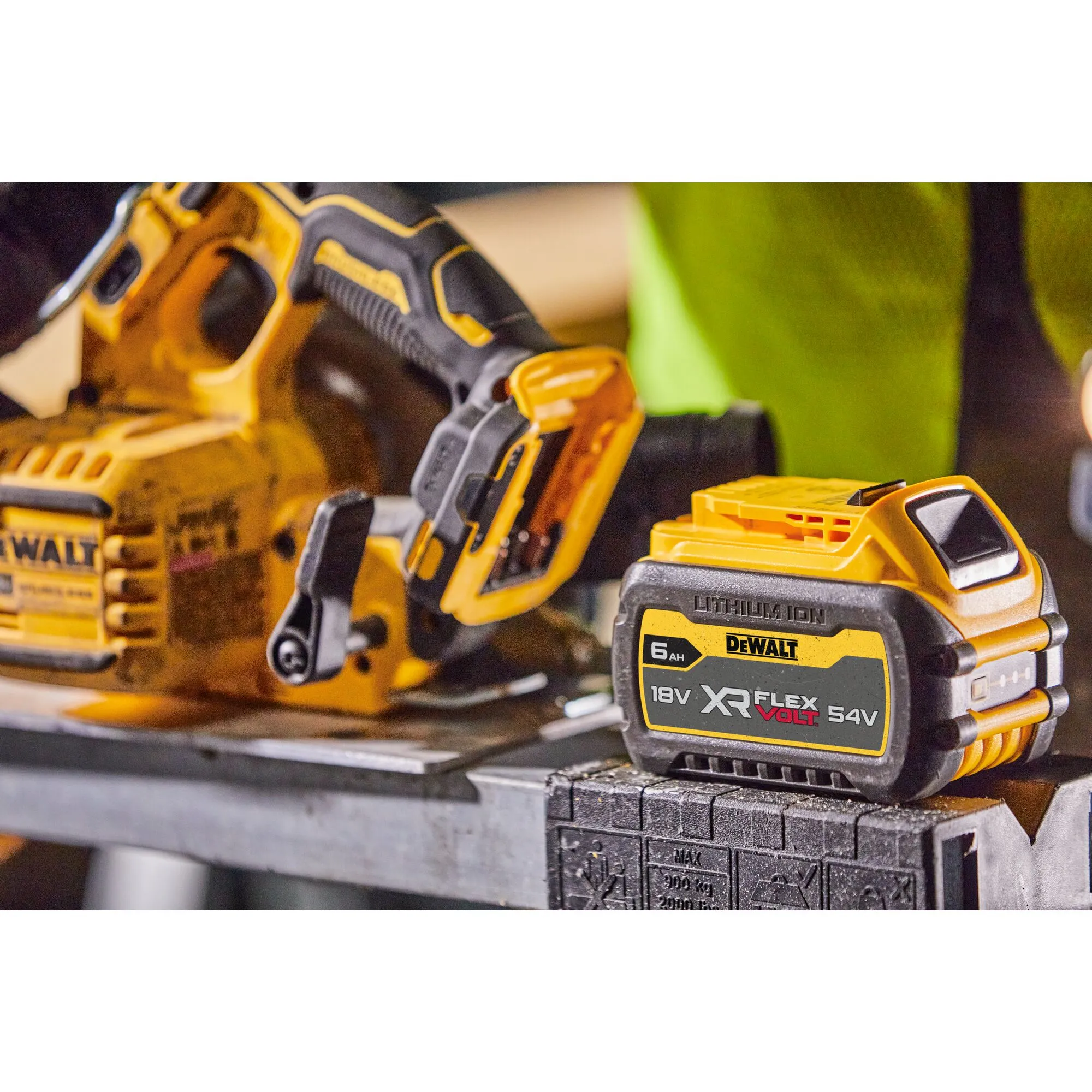 Dewalt cordless circular saw DCS573NT-XJ 18V