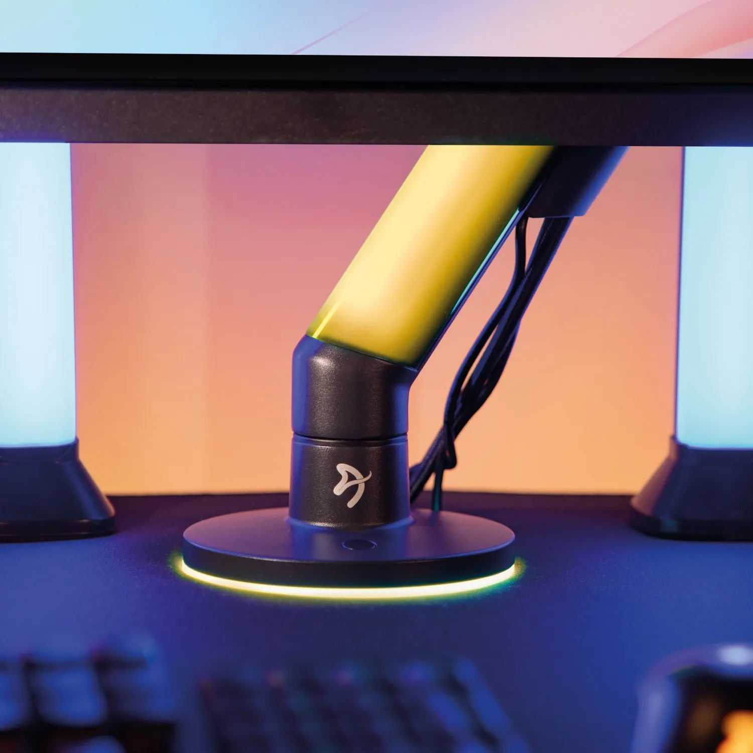 AROZZI Alzare RGB kaasujousellinen p&ouml;yt&auml;kiinnitteinen n&auml;ytt&ouml;teline - musta