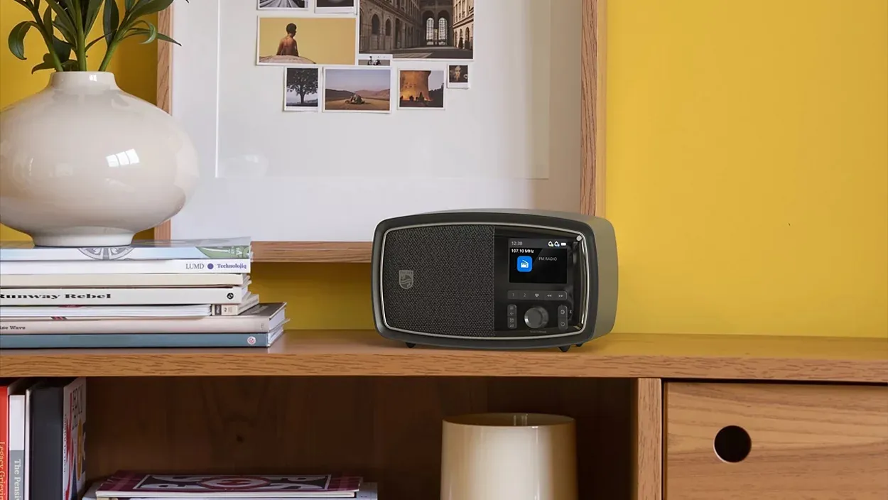 Philips "The Janet" Century TAV2000FB/00 Portable FM Radio Black
