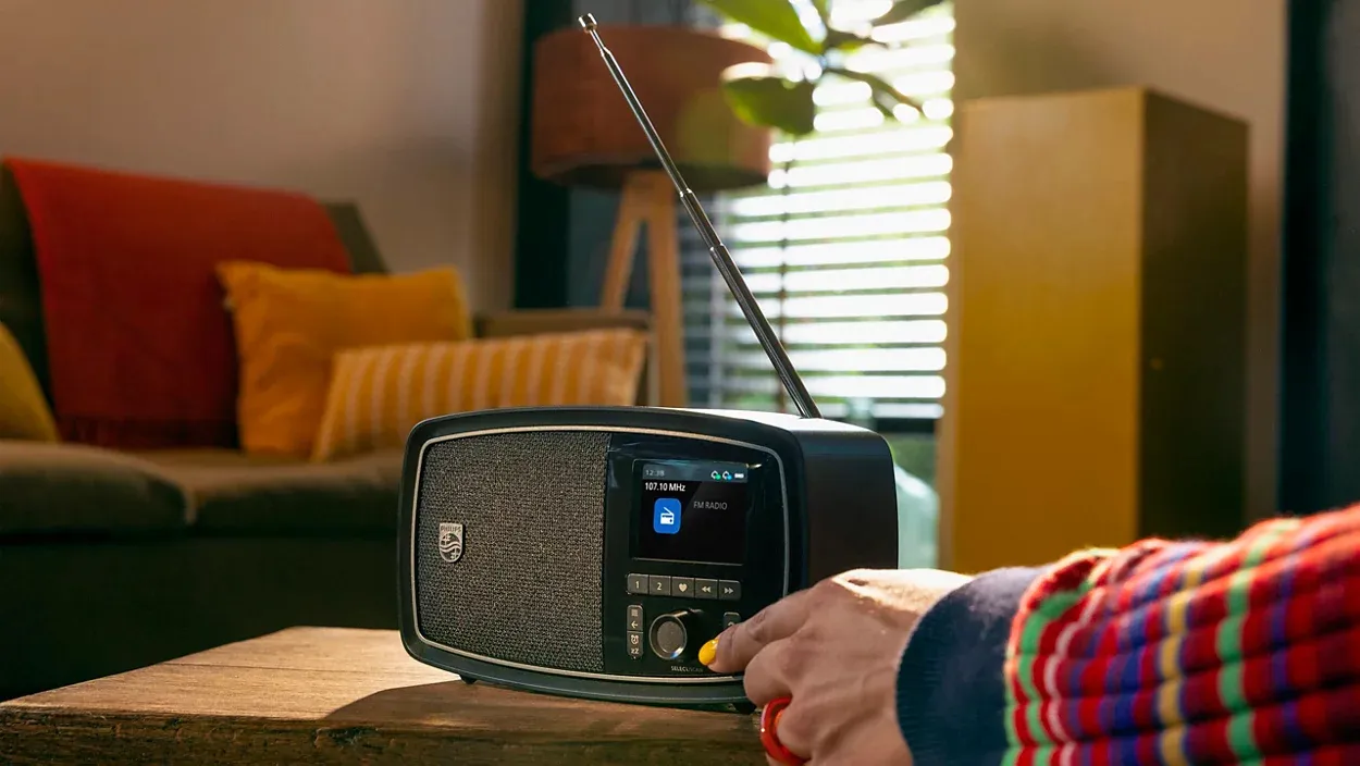 Philips "The Janet" Century TAV2000FB/00 Portable FM Radio Black