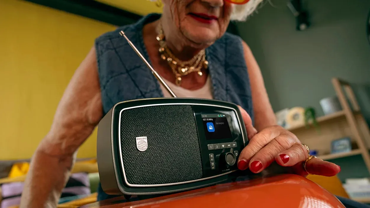 Philips "The Janet" Century TAV2000FB/00 Portable FM Radio Black