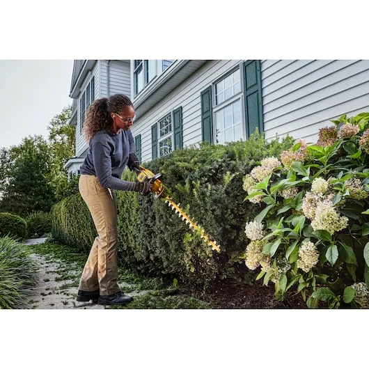 DEWALT DCMHT573X1-QW 54 V XR FLEXVOLT Cordless Hedge Trimmer, 650 mm, 9 Ah