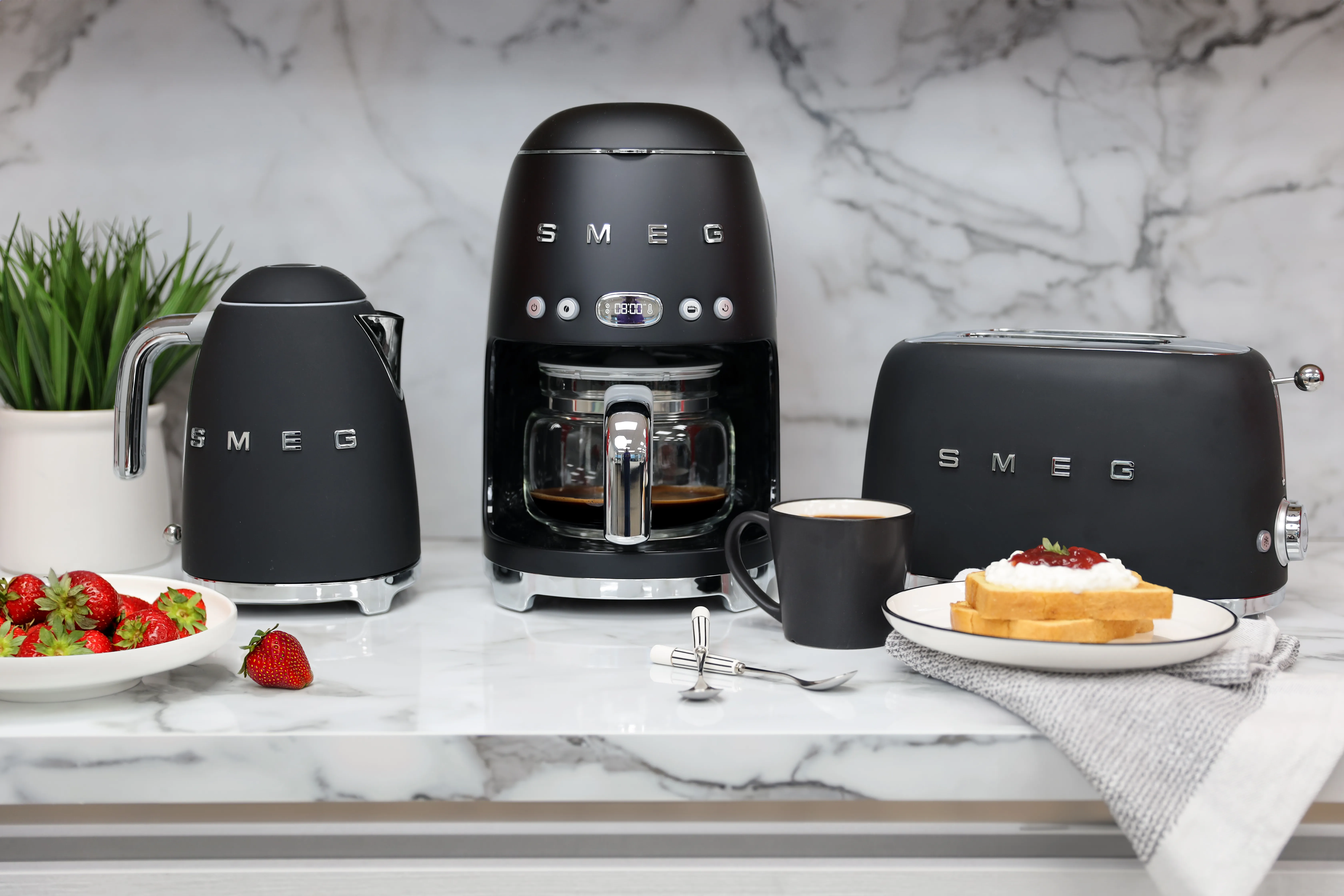 Smeg 50's Style DCF02BLMEU -kahvinkeitin, t&auml;ysautomaattinen, musta