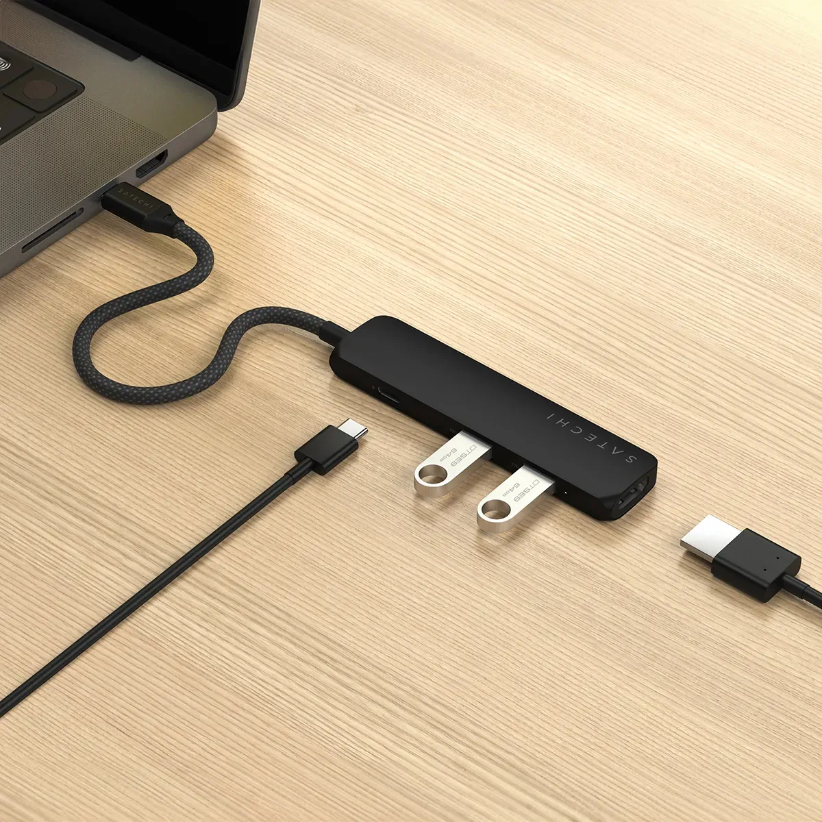 Satechi 4-in-1 USB-C Slim Multiport Adapter 4K - Musta