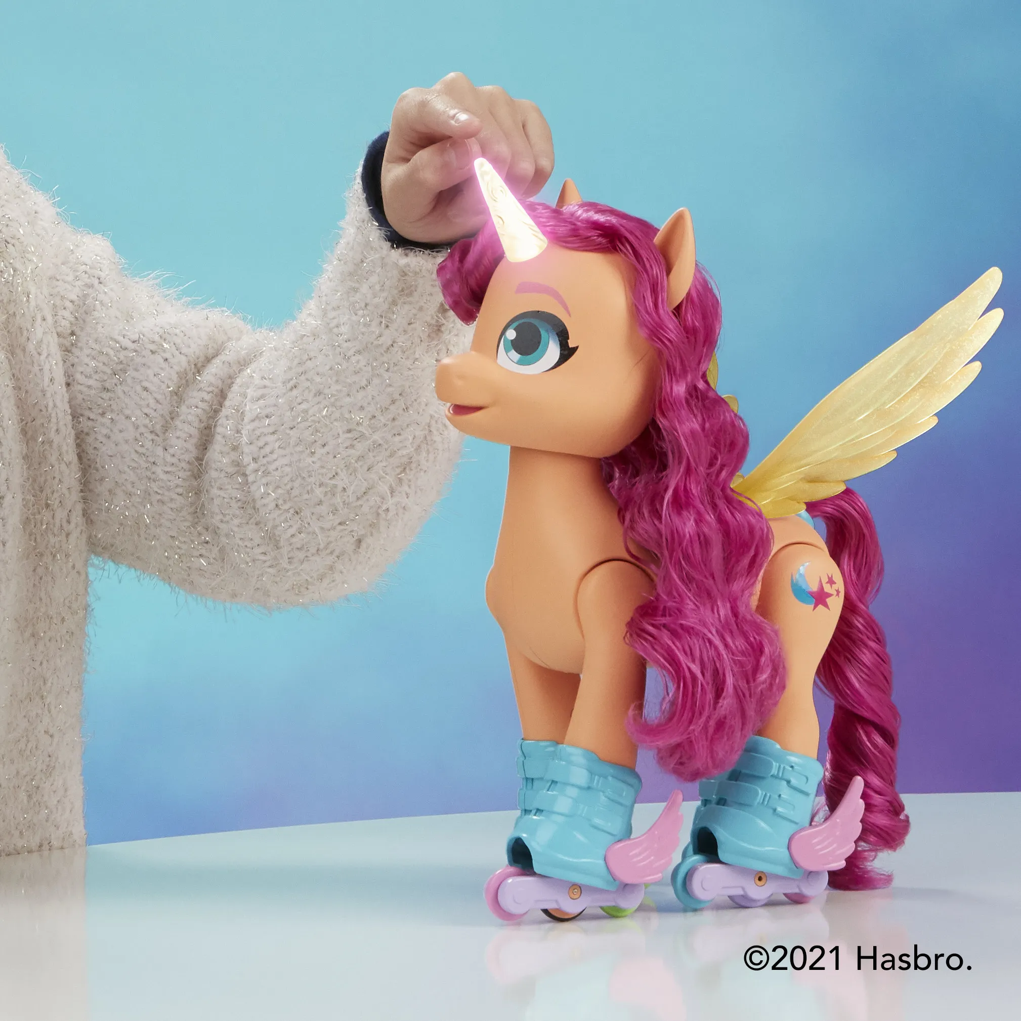 Hasbro My Little Pony: A New Generation Sing-and-Skate Sunny Starscout Toy Figure