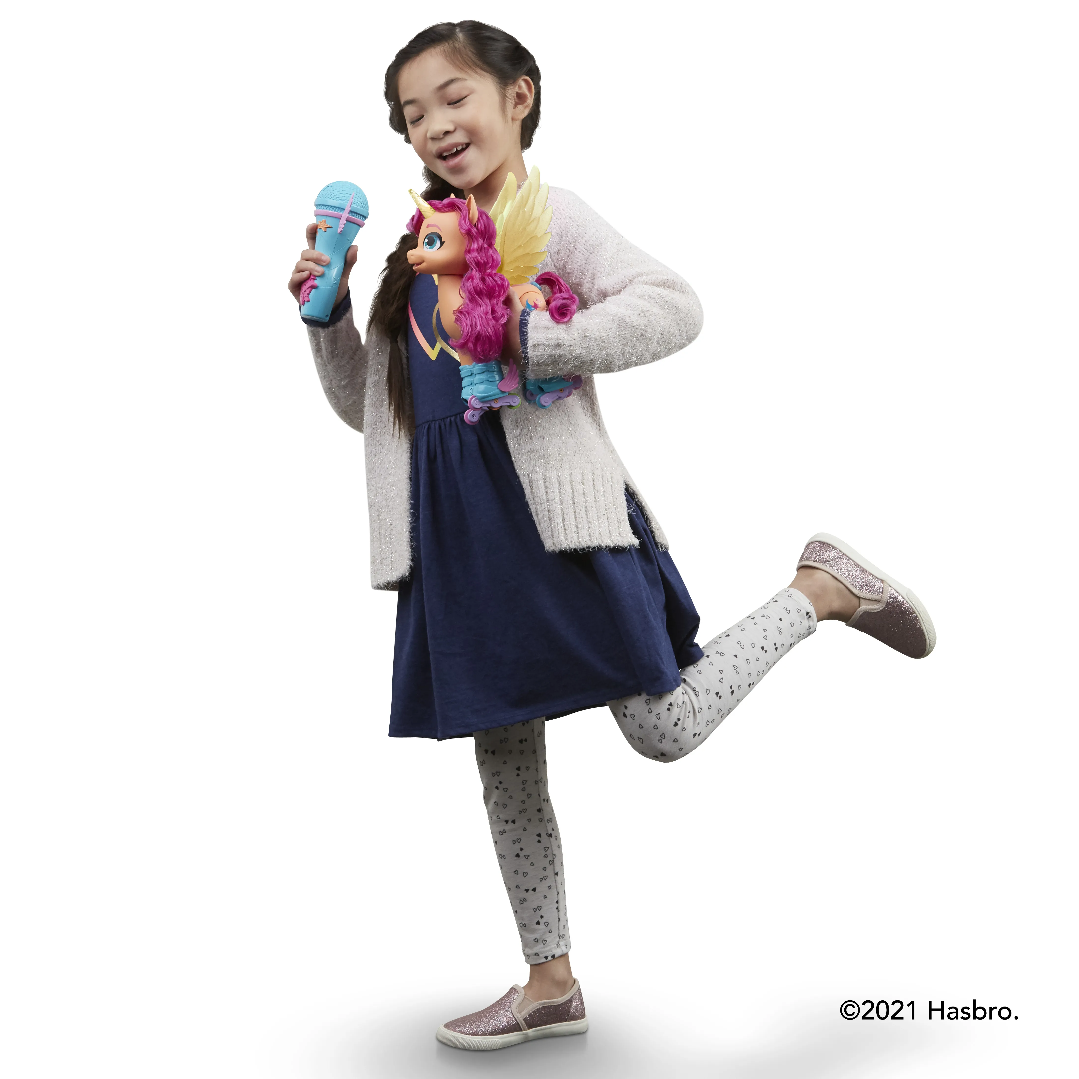 Hasbro My Little Pony: A New Generation Sing-and-Skate Sunny Starscout Toy Figure