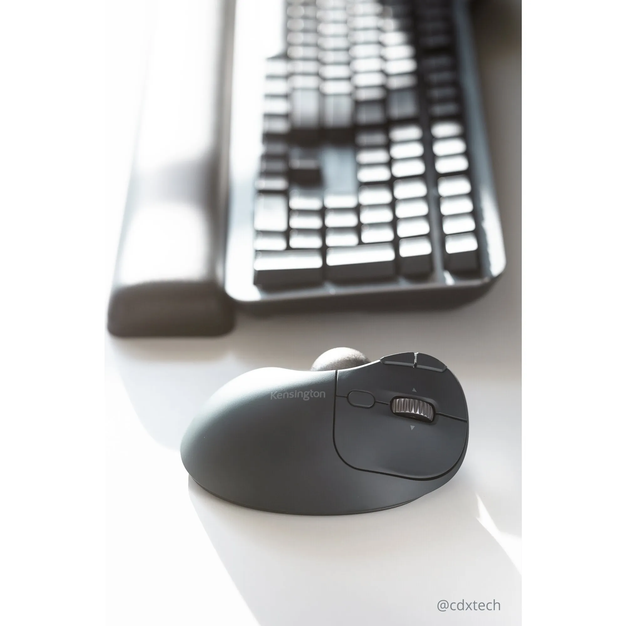 Kensington Pro Fit Ergo TB550 -langaton trackball-hiiri, musta