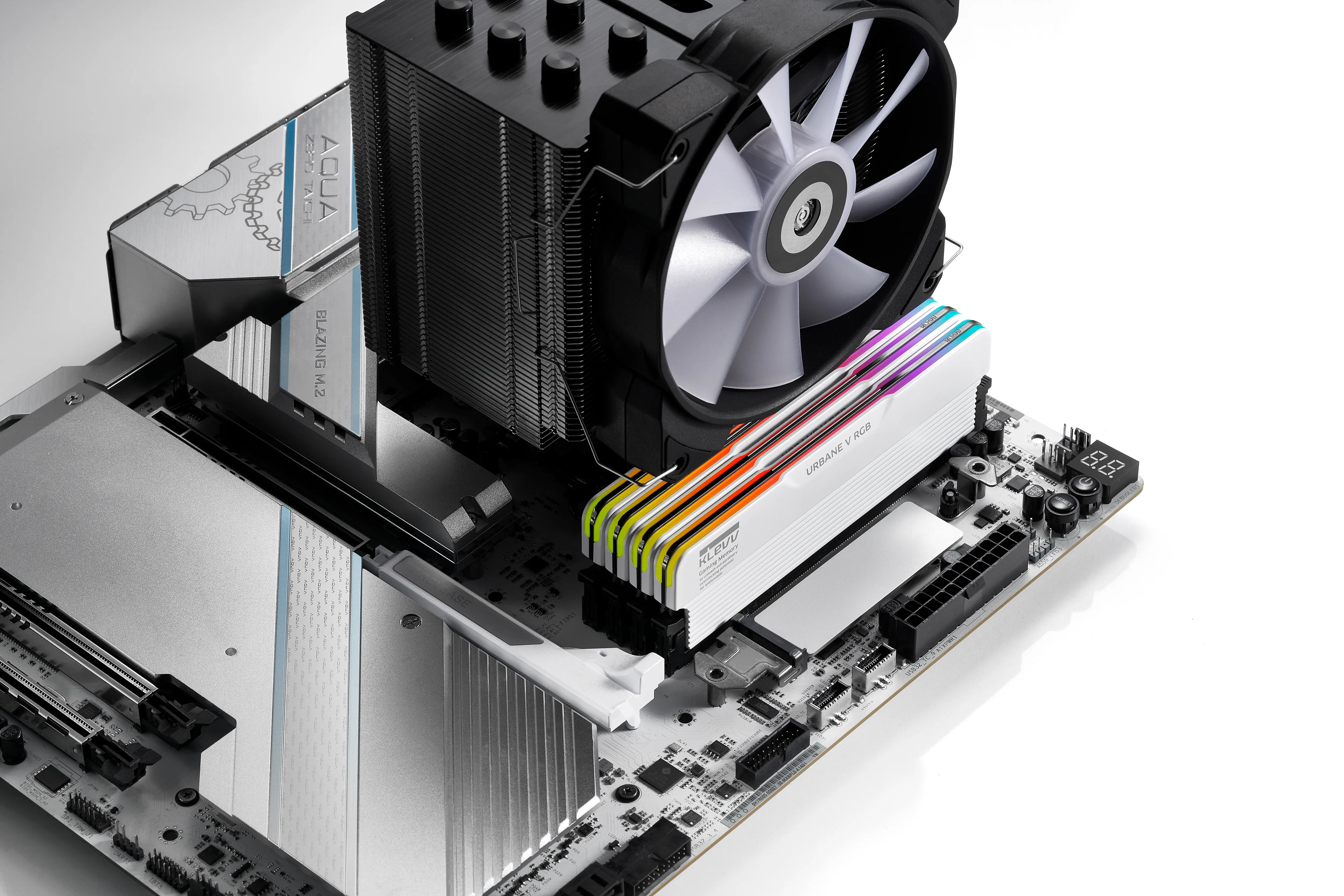 KLEVV URBANE V RGB 32 Gt (2 x 16 Gt) DDR5 6000 MHz, CL30 -muisti, valkoinen (EXPO, XMP)