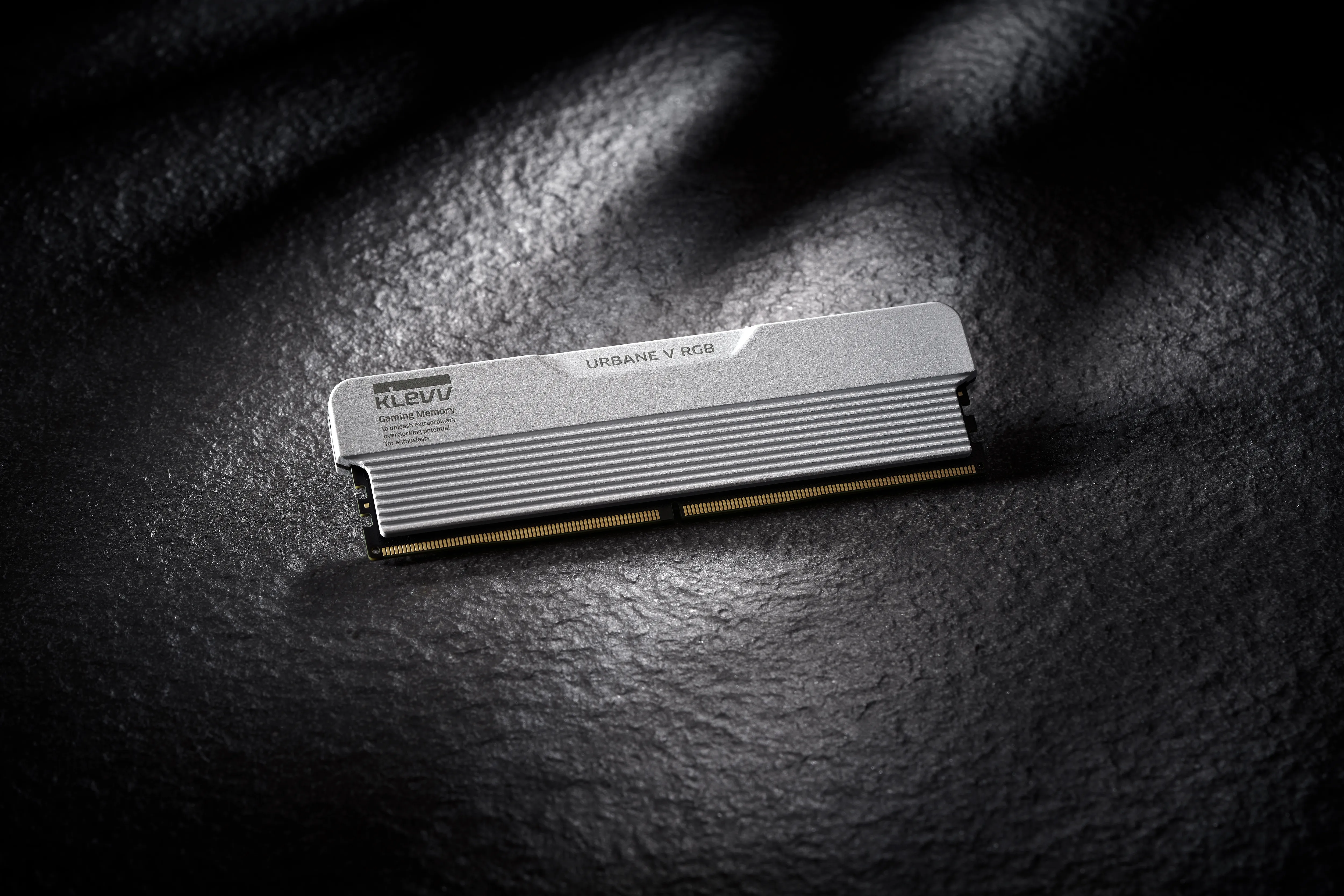 KLEVV URBANE V RGB 32 Gt (2 x 16 Gt) DDR5 6000 MHz, CL30 -muisti, valkoinen (EXPO, XMP)