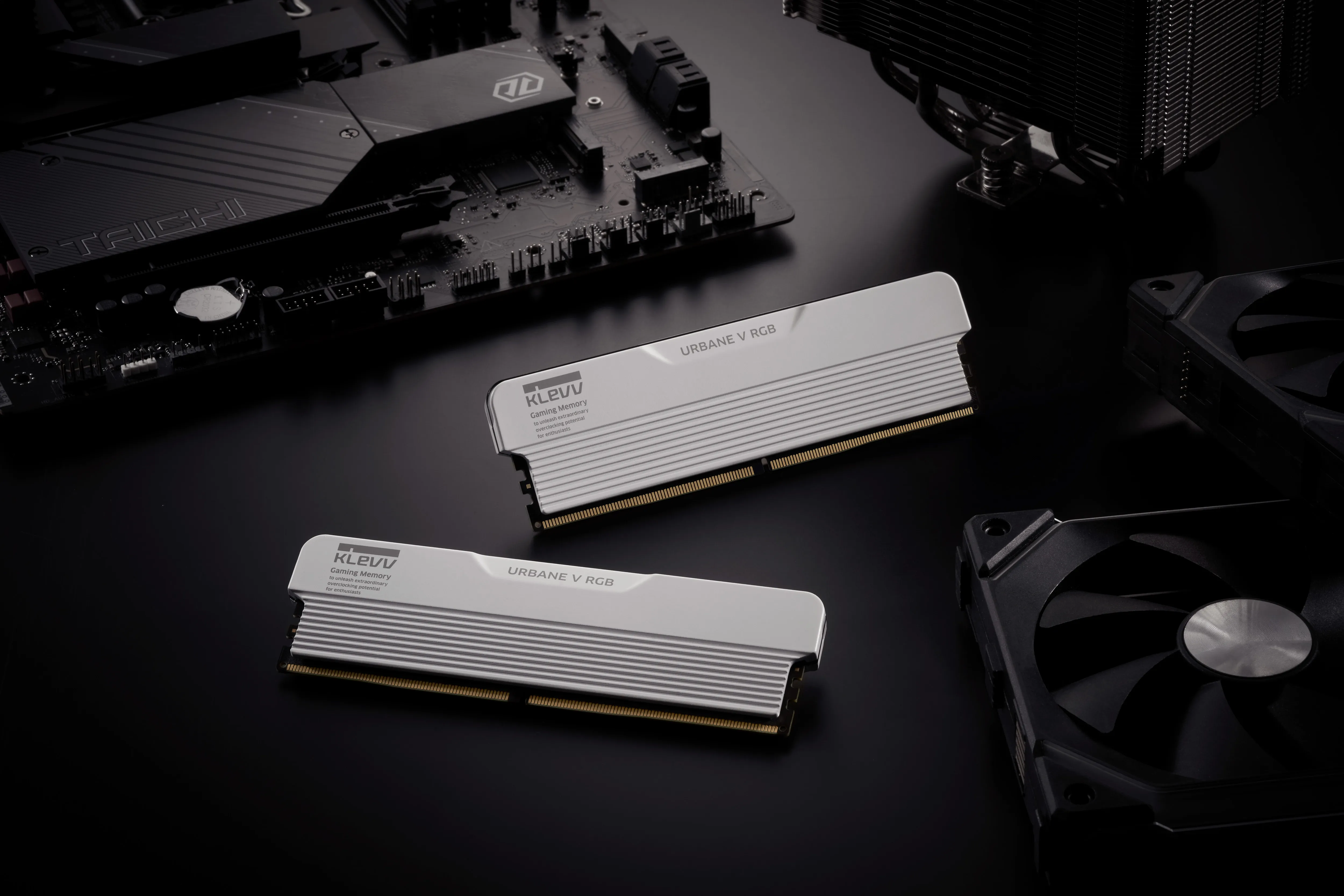KLEVV URBANE V RGB 32 Gt (2 x 16 Gt) DDR5 6000 MHz, CL30 -muisti, valkoinen (EXPO, XMP)