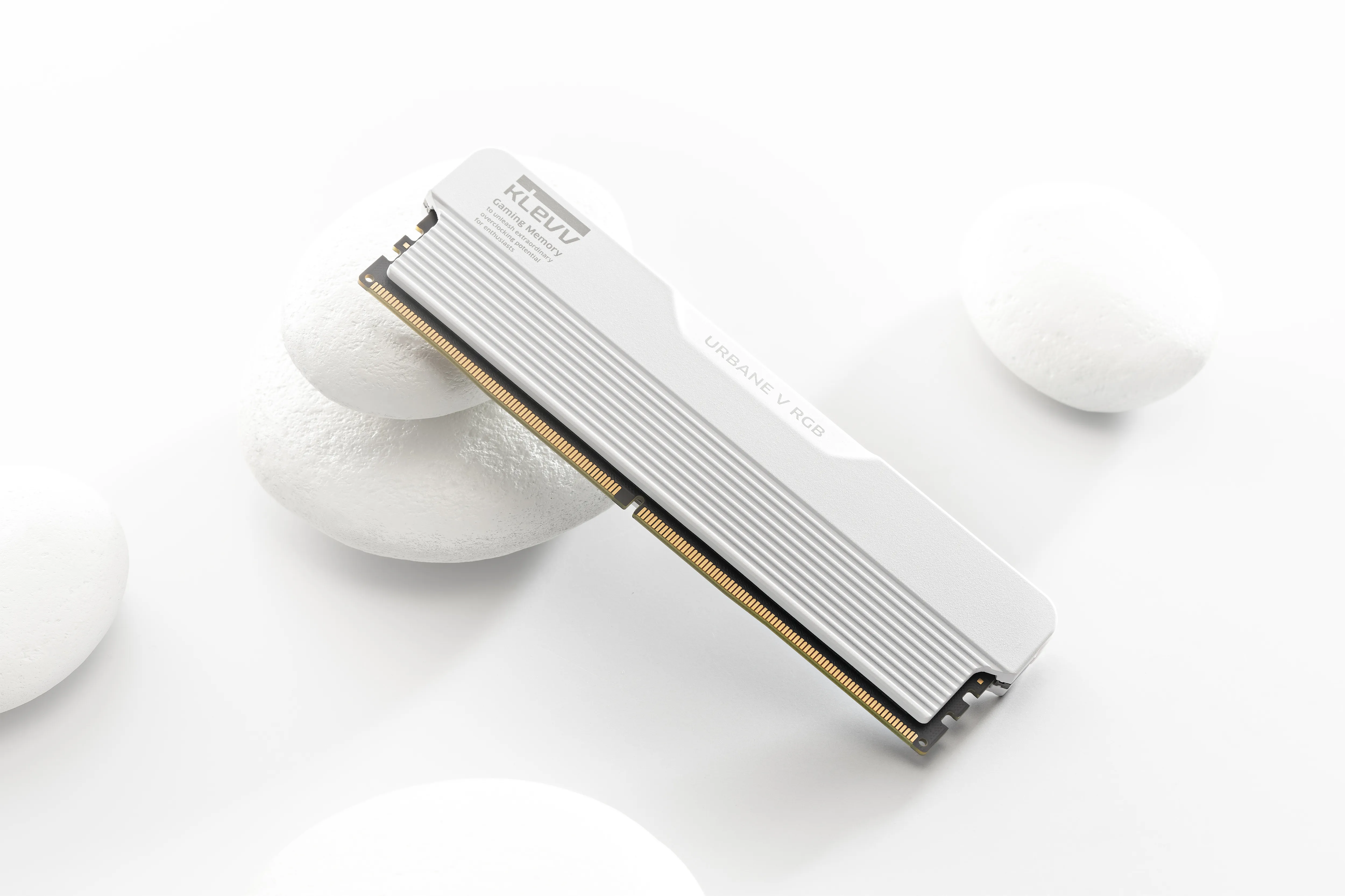 KLEVV URBANE V RGB 32 Gt (2 x 16 Gt) DDR5 6000 MHz, CL30 -muisti, valkoinen (EXPO, XMP)