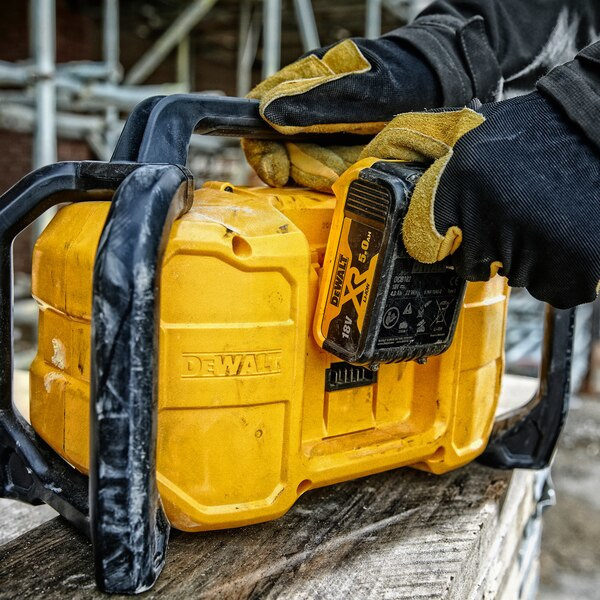 DeWALT kompaktradio med batteri och n&auml;tanslutning DCR029