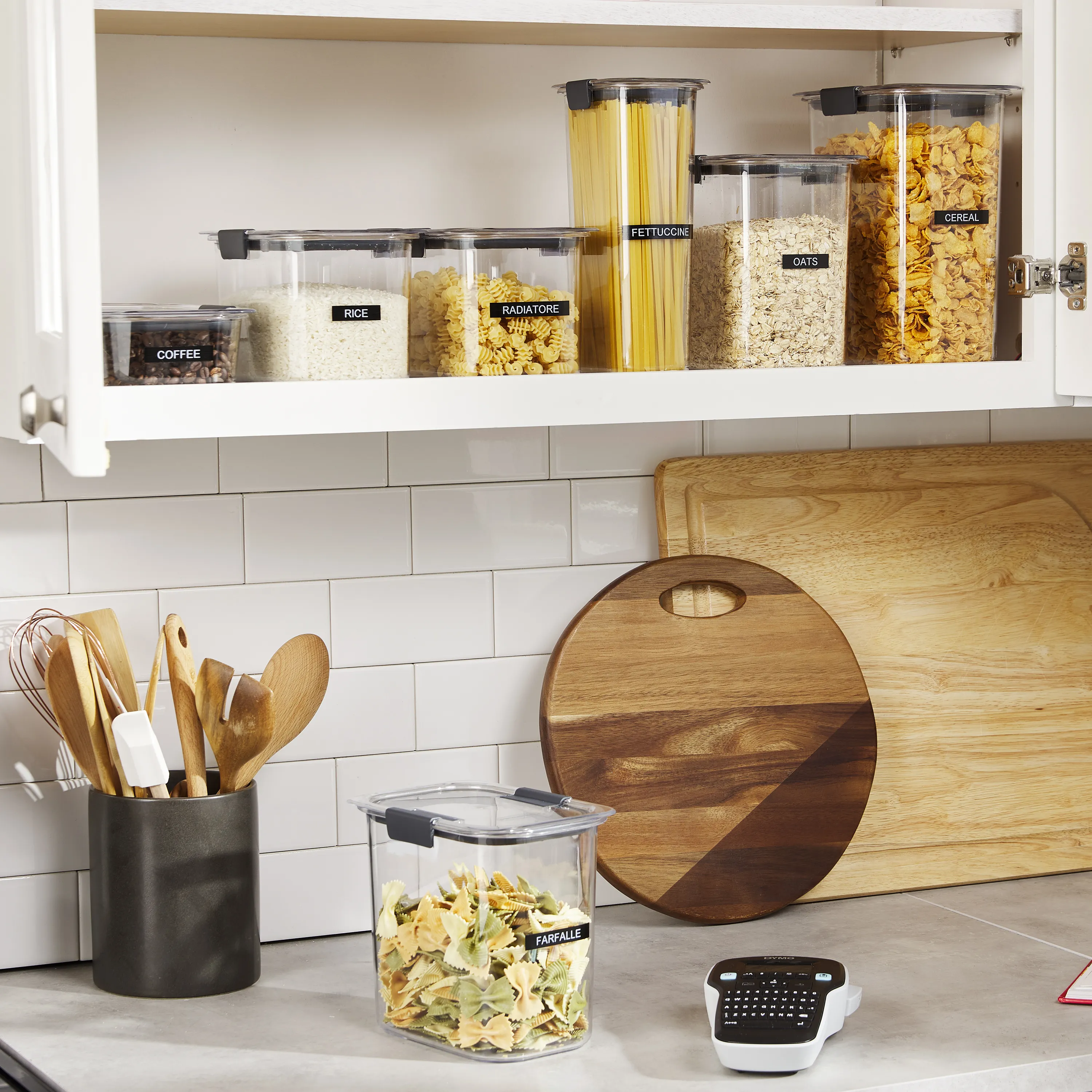 Dymo Durable D1 tape, 12mm, 3m,  vit text p&aring; svart tejp