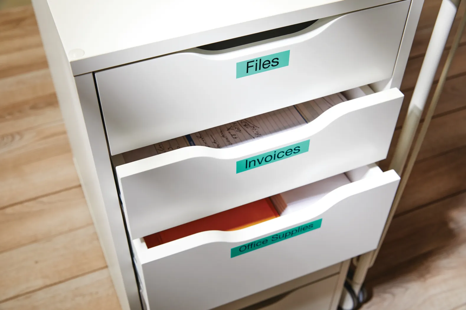 DYMO D1 m&auml;rktejp standard 9mm, svart p&aring; gr&ouml;nt, 7m rulle (40919)