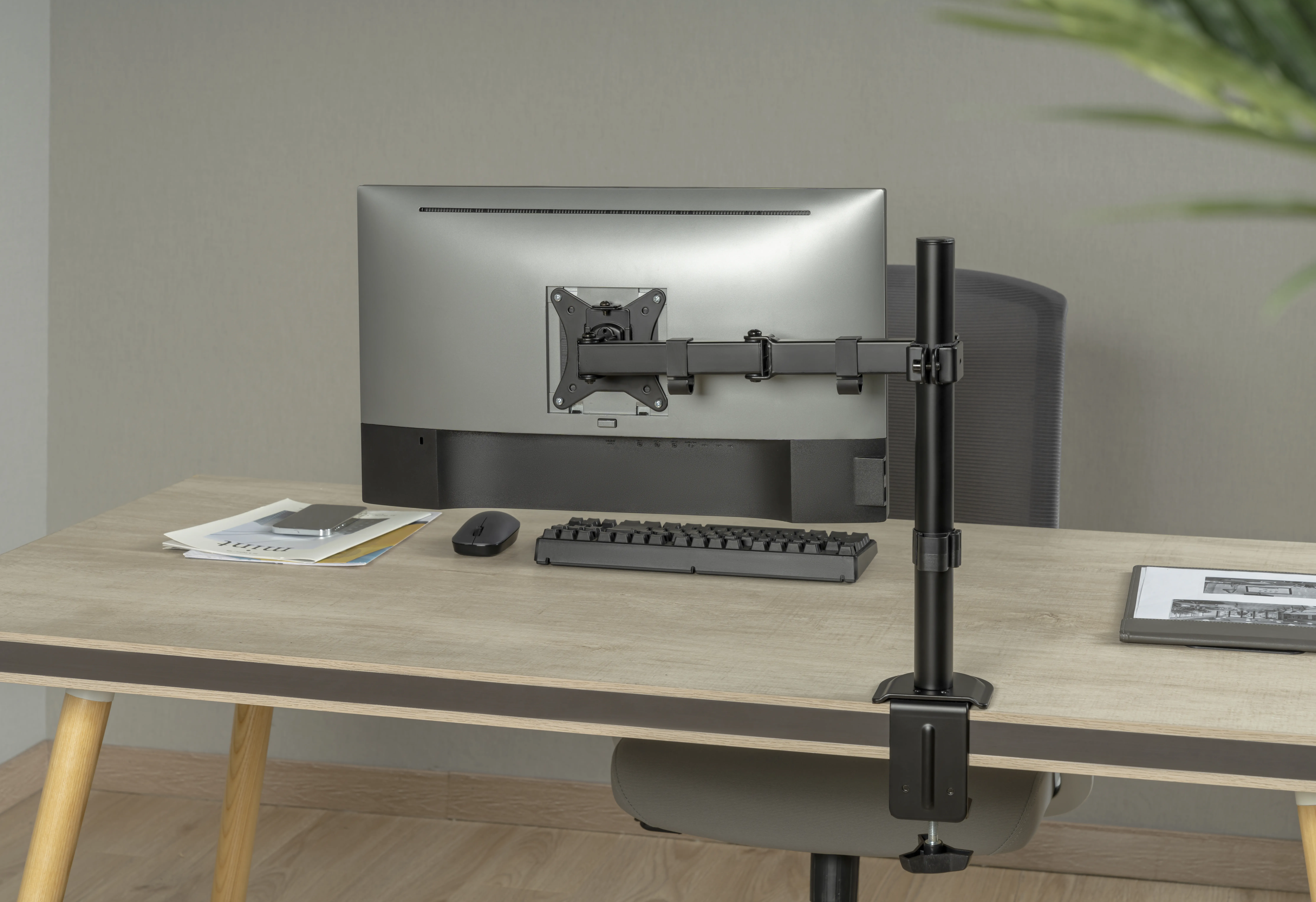 DELTACO ARM-0303-B bordf&auml;ste f&ouml;r 1 sk&auml;rm, 13-32", 9 kg, svart