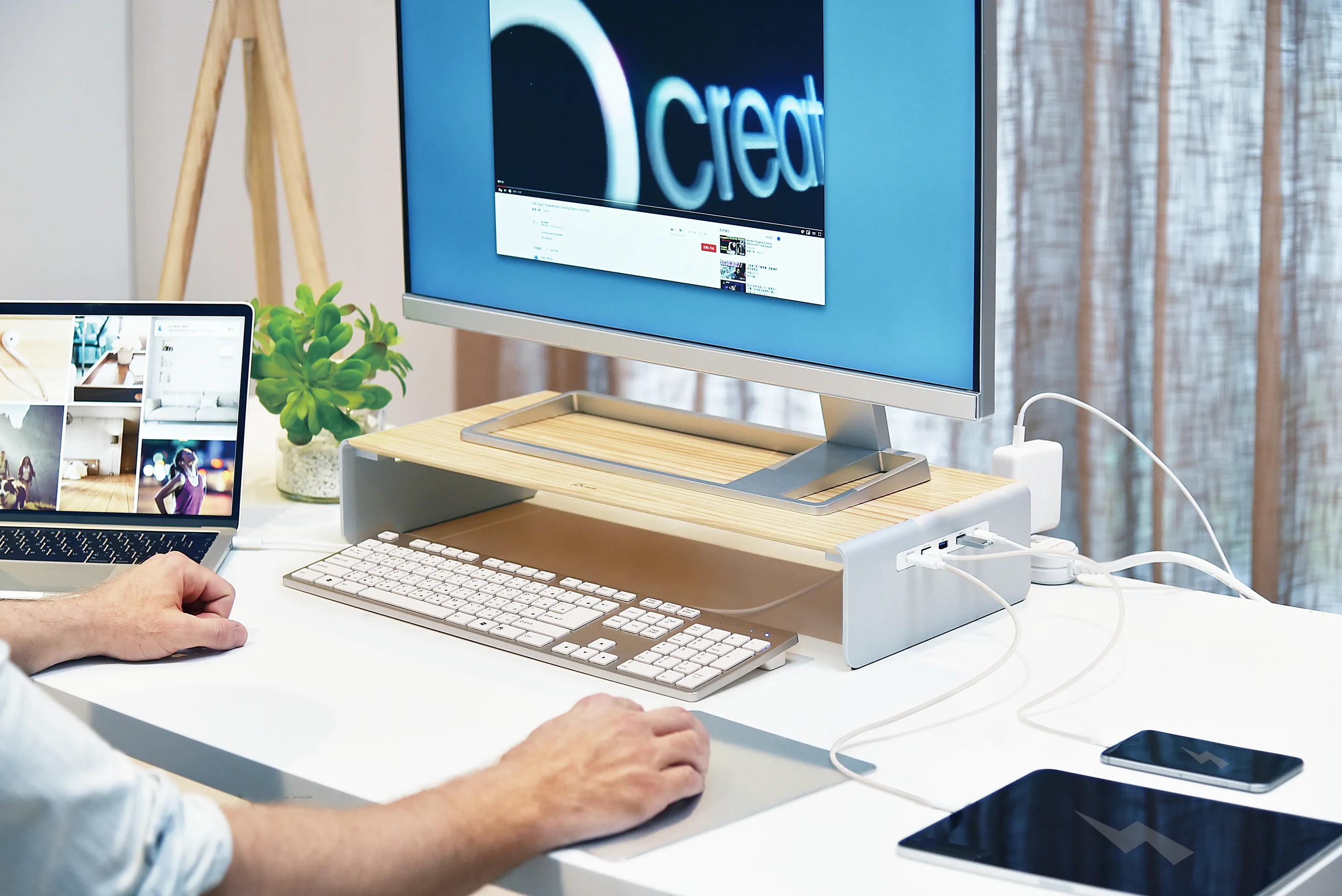 J5 Create WOOD MONITOR STAND WITH DOCKING - STATION