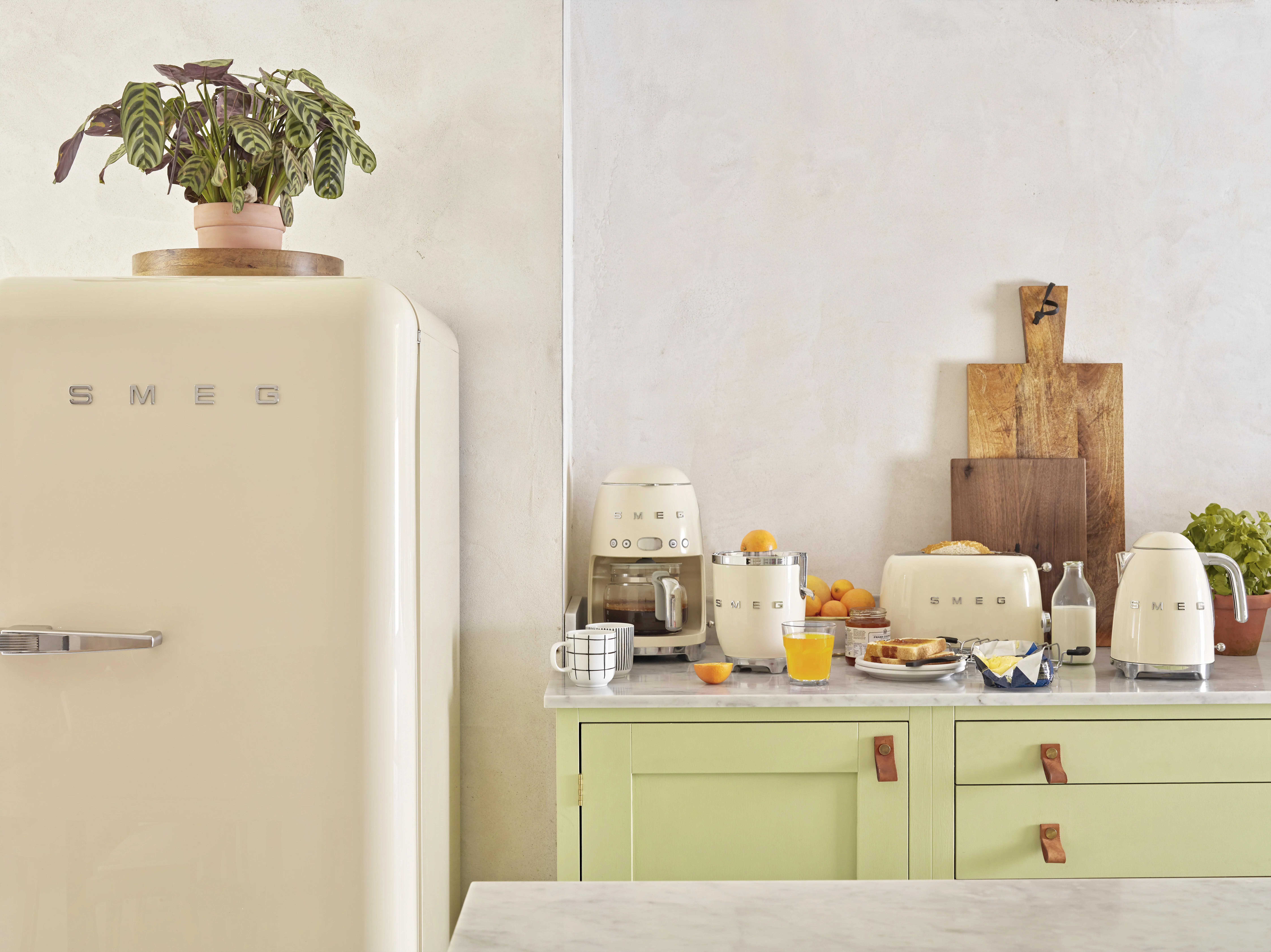 Smeg KLF03CREU - electric kettle, cream