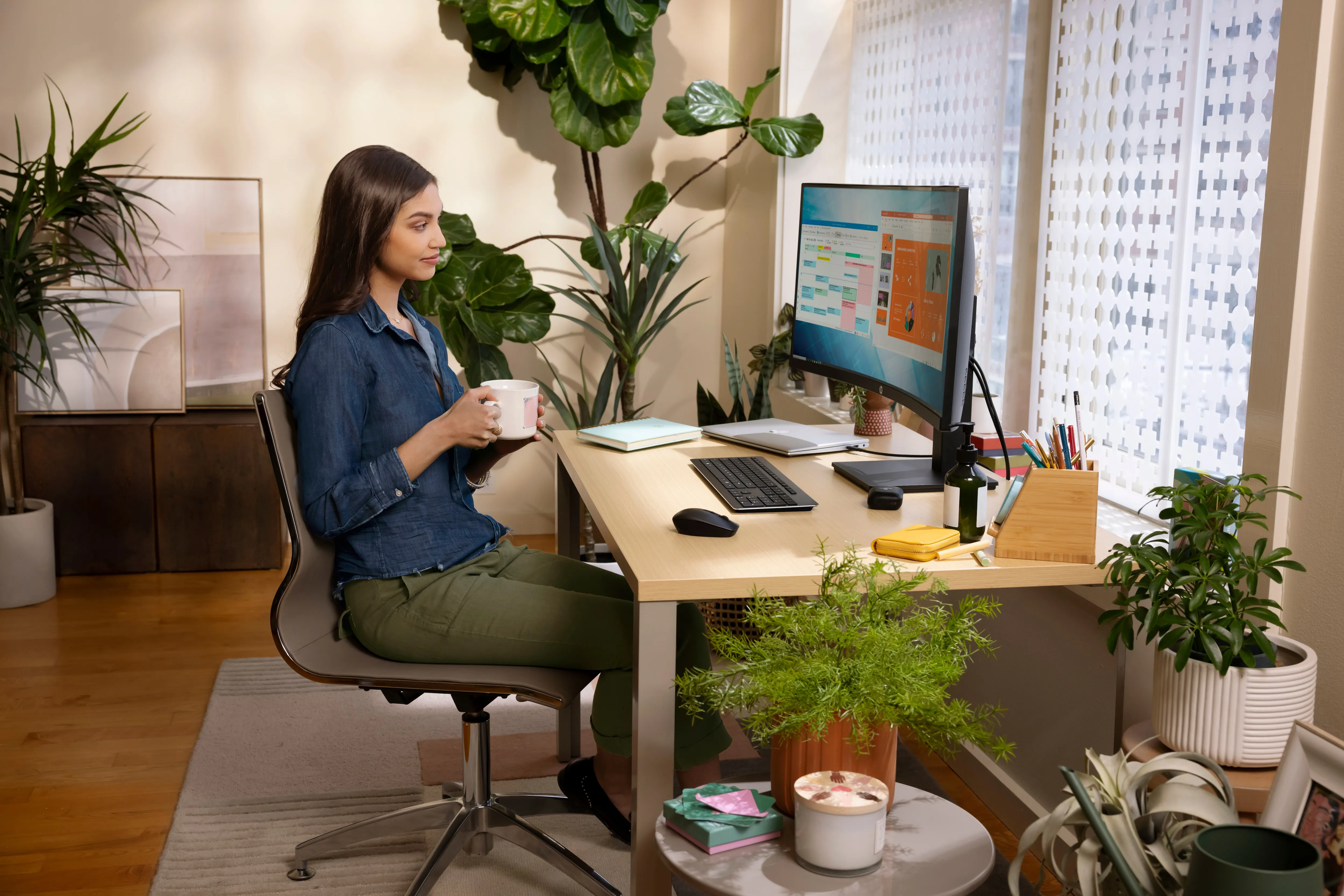 HP P34hc G4 34" WQHD, VA Curved Monitor with USB-C hub