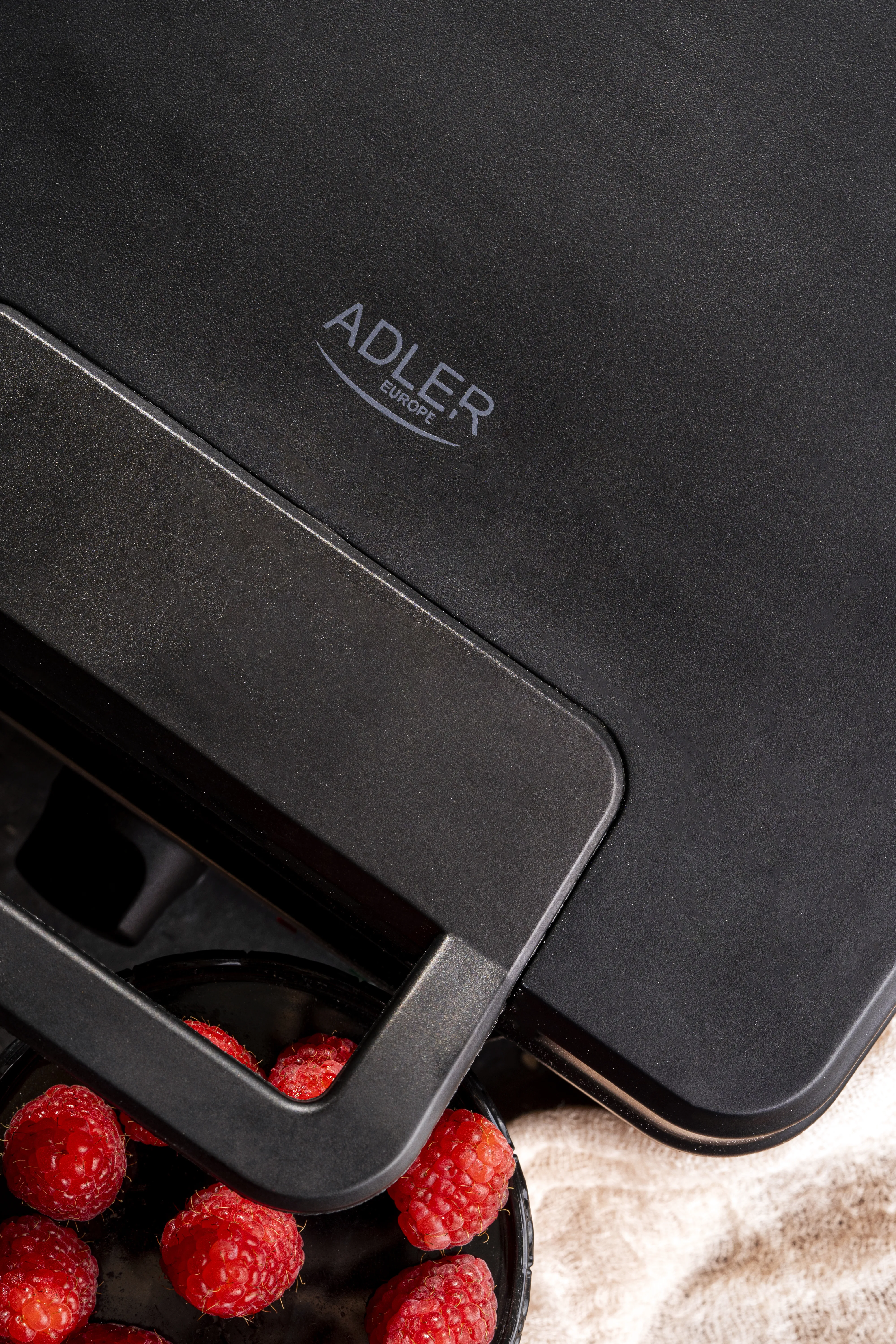 Adler AD 3049 Waffle Maker, 1800 Watt, 4 Slices, Black