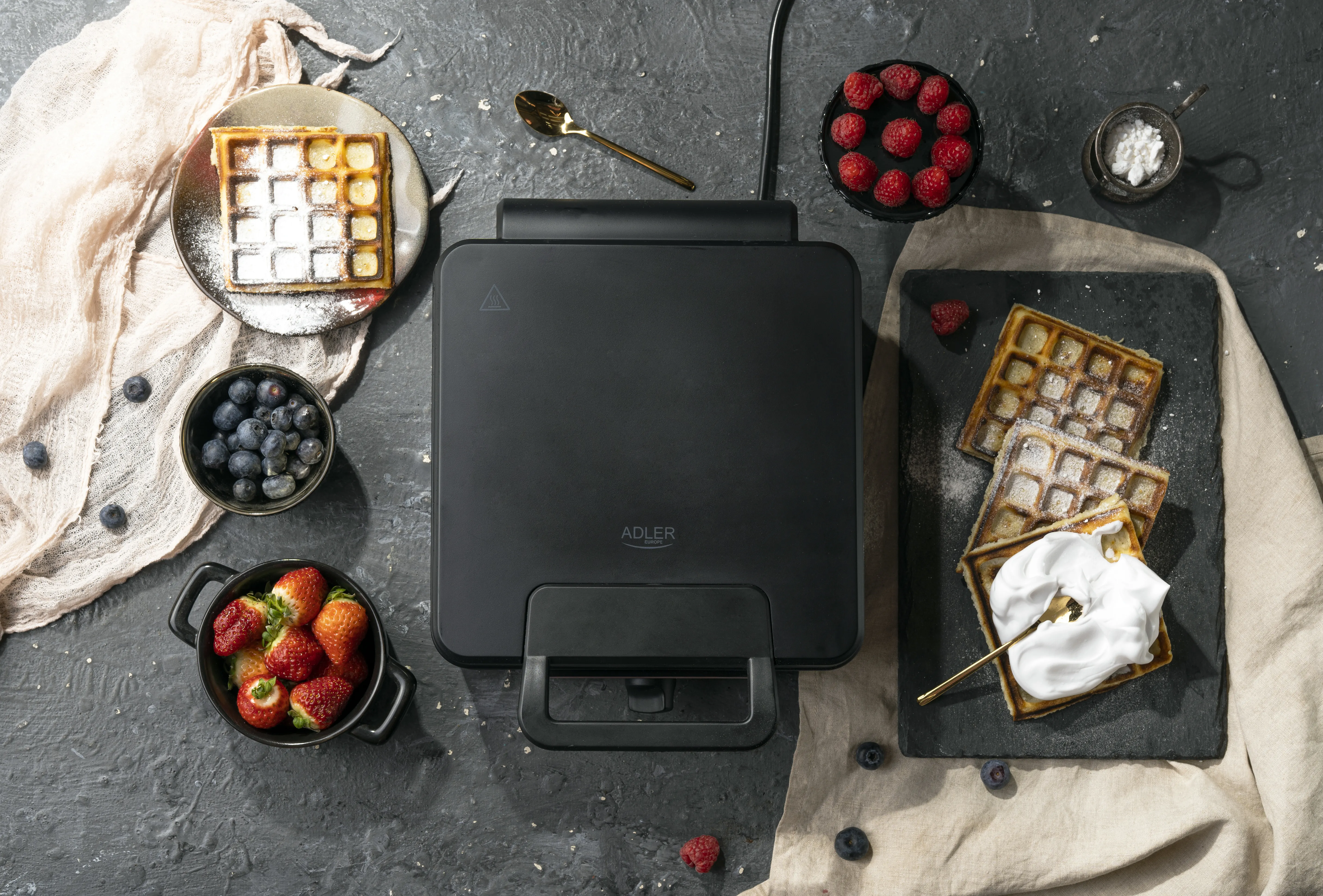 Adler AD 3049 Waffle Maker, 1800 Watt, 4 Slices, Black