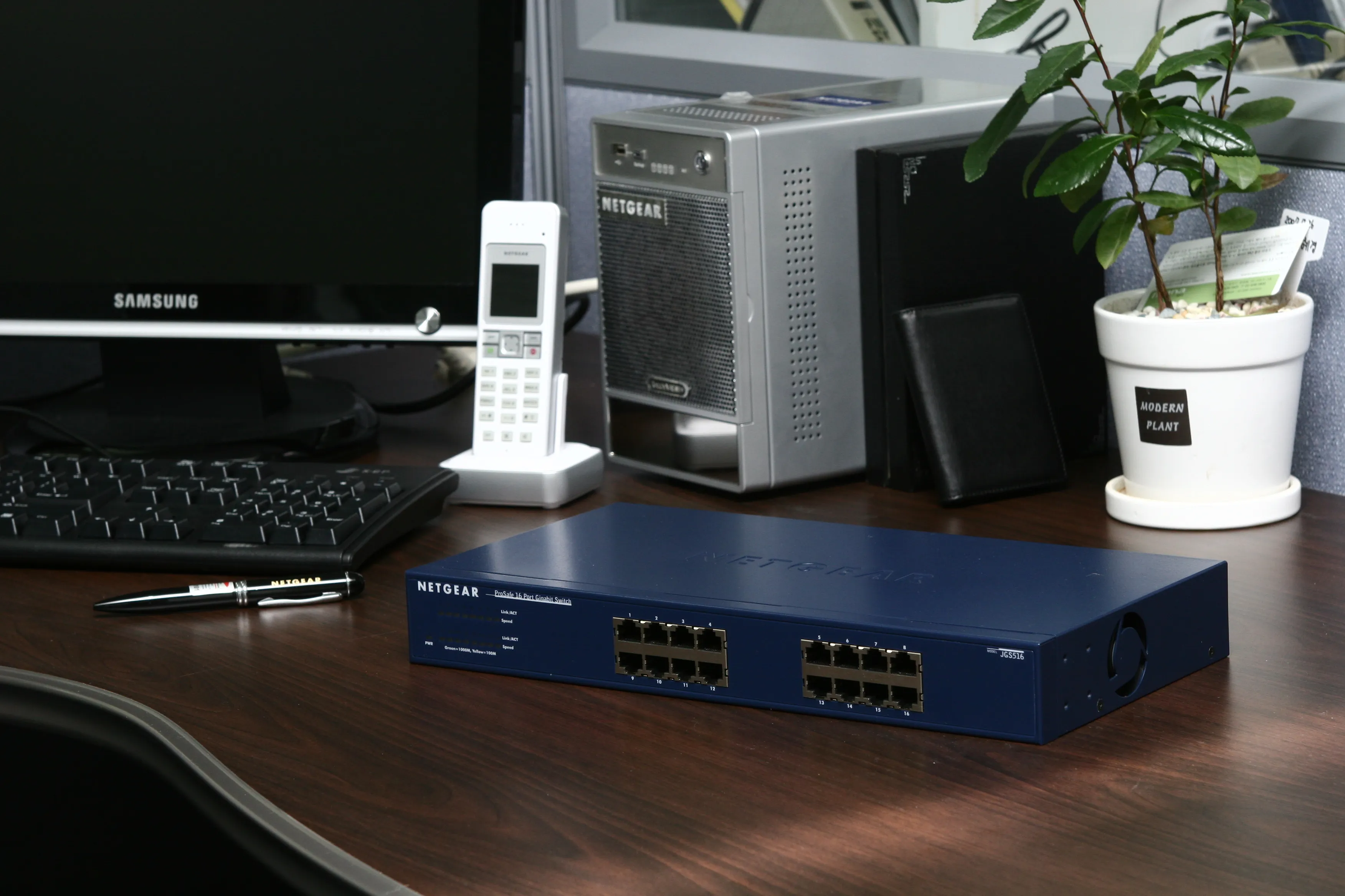 Netgear JGS516  ProSafe Unmanaged 16-port Gigabit Ethernet Switch. 16 10/100/1000T RJ-45 ports. 100-240V, 50-60 Hz internal Power Supply. 19&quot; Rack-mountable.