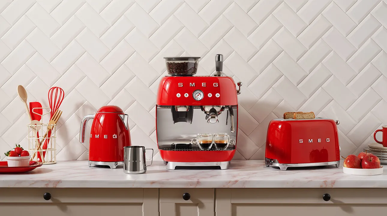 Smeg KLF03RDEU vedenkeitin, punainen
