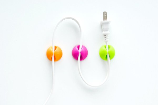 Bluelounge CableDrop - Sj&auml;lvh&auml;ftande h&aring;llare f&ouml;r sladdar, 6-pack