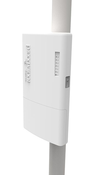 MikroTik CRS105-5S-FB 4xSFP Switch f&ouml;r utomhusbruk, RJ45-modul ing&aring;r,
