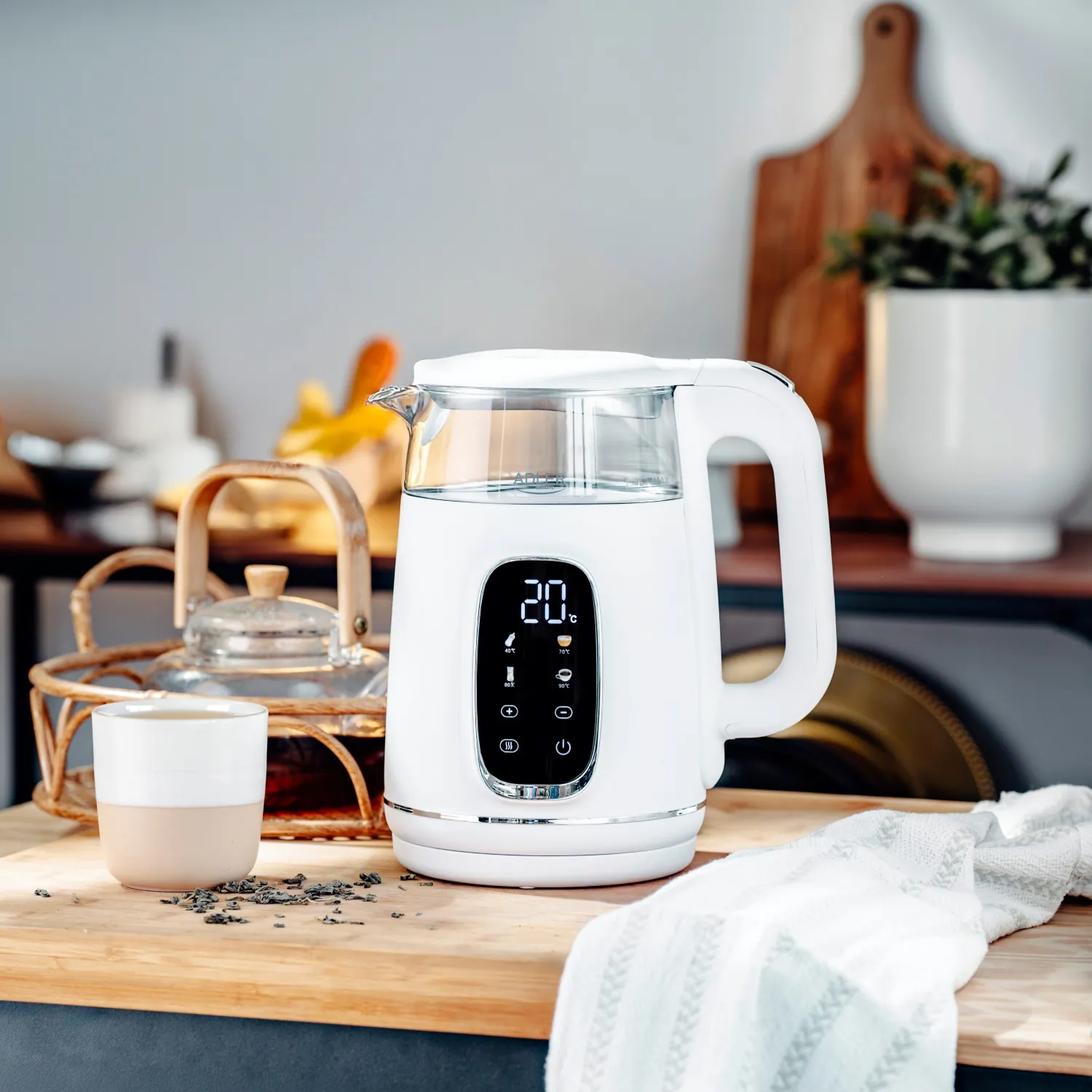ADLER AD 1305 kettle, 1.7L, 2200W, White/Silver