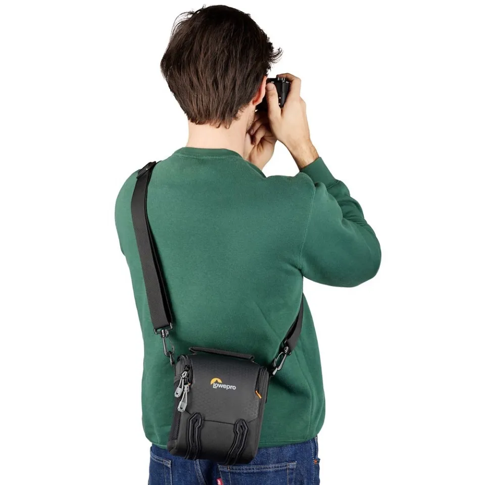 LOWEPRO Shoulder Bag Adventura SH 120 III Black