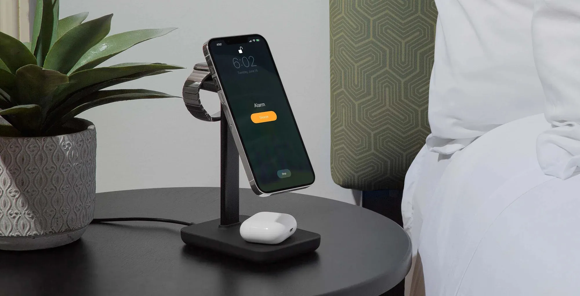 Twelve South HiRise Three - wireless charging with MagSafe for your Apple devices