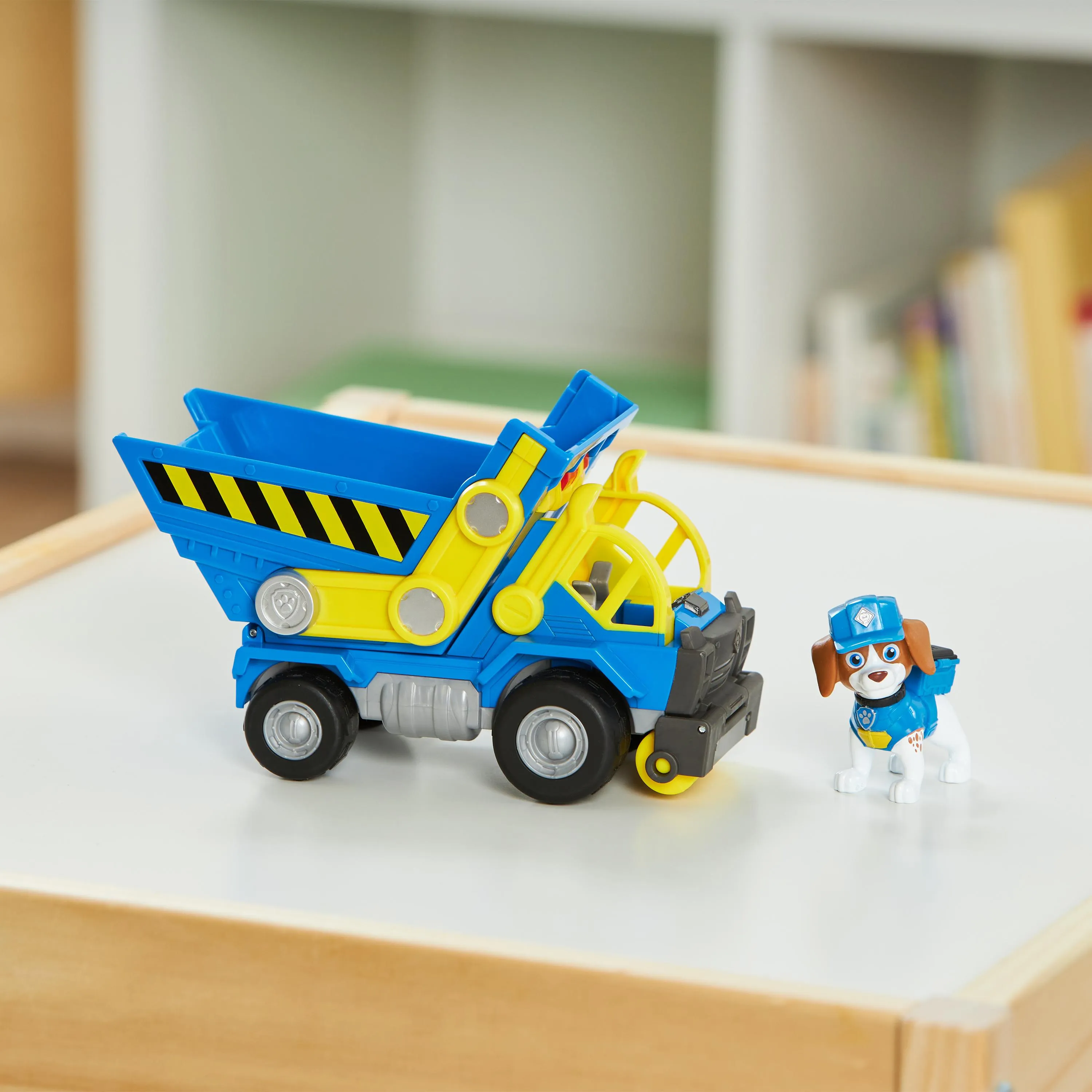 Spin Master Rubble &amp; Crew - Dump Truck Construction Vehicle with Wheeler Figure, Toy Vehicle
