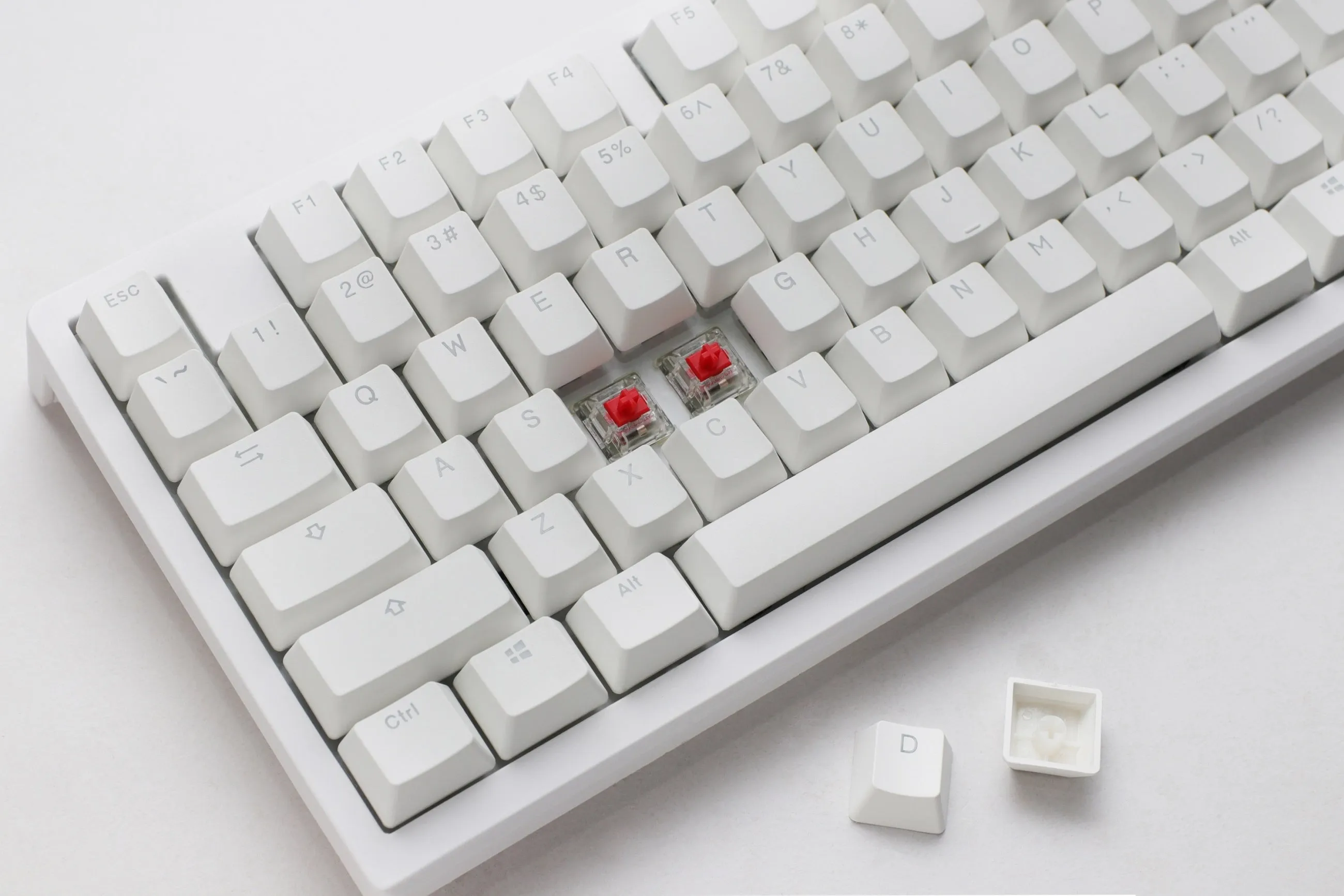 Ducky Zero, Fullsize, Cherry MX2A Brown, RGB -langaton (Tri-mode) pelinäppäimistö, valkoinen