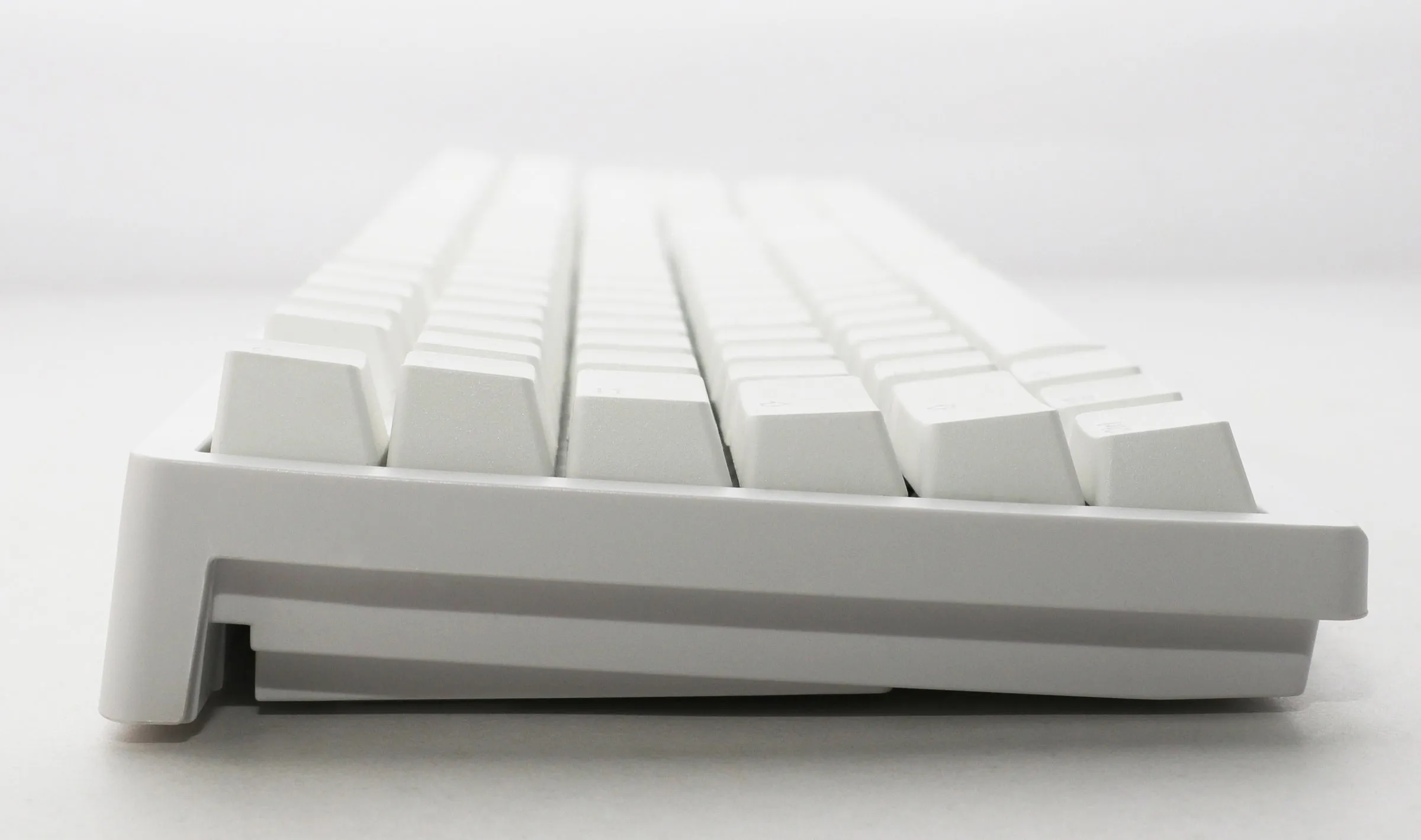 Ducky Zero, Fullsize, Cherry MX2A Brown, RGB -langaton (Tri-mode) pelinäppäimistö, valkoinen