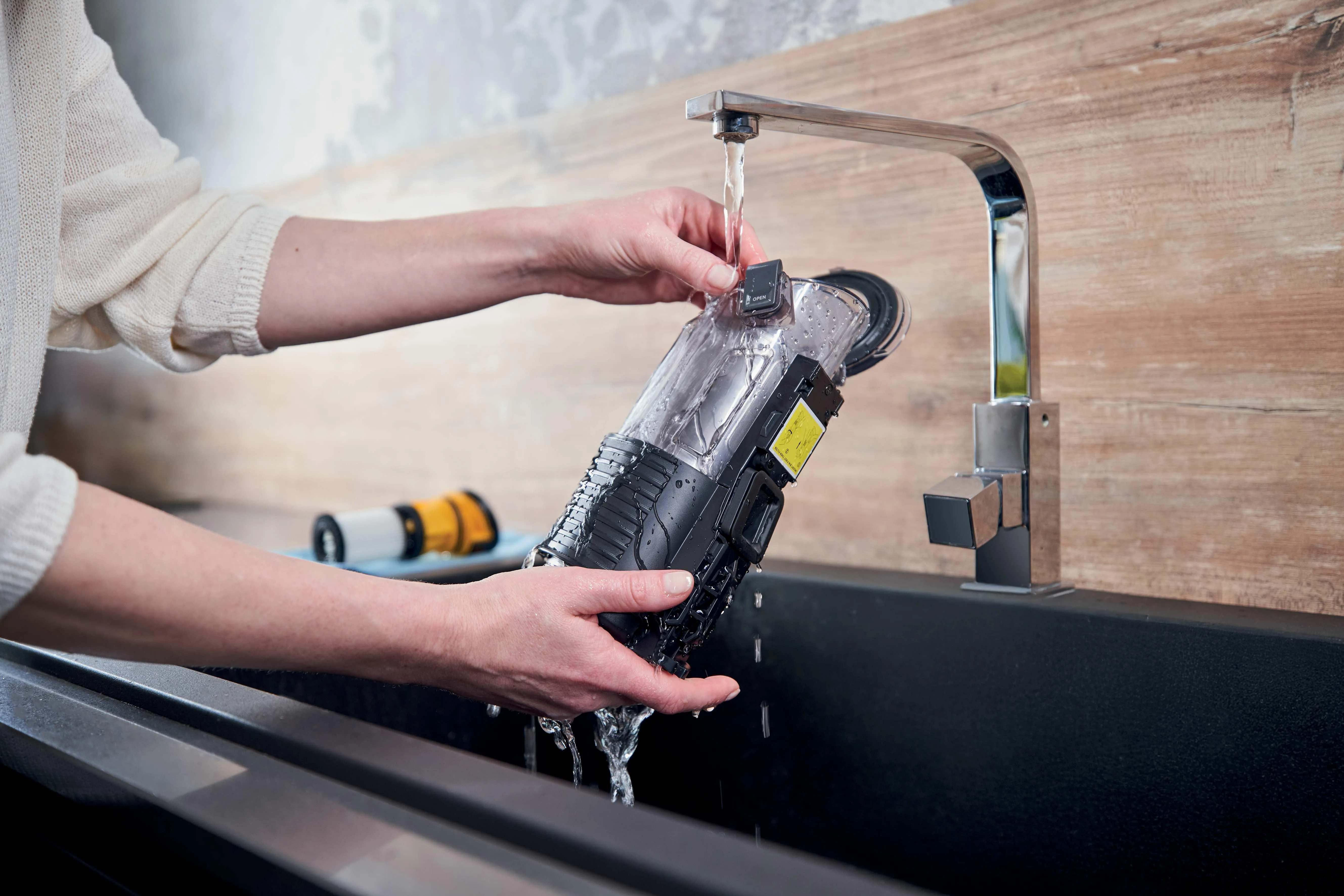 Hoover HF210PP 011 14.4V Stick vacuum cleaner, Black, Gold