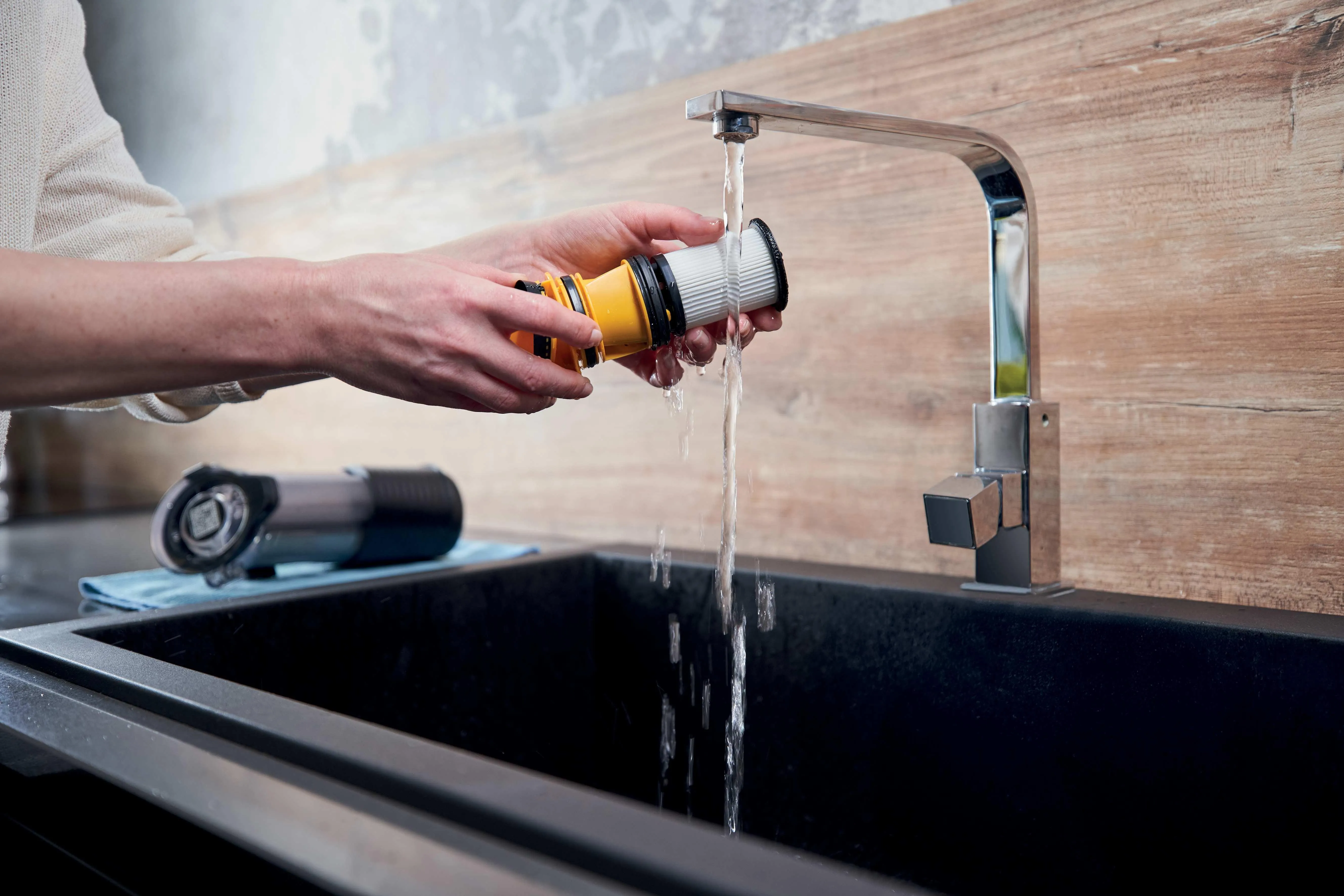 Hoover HF210PP 011 14.4V Stick vacuum cleaner, Black, Gold