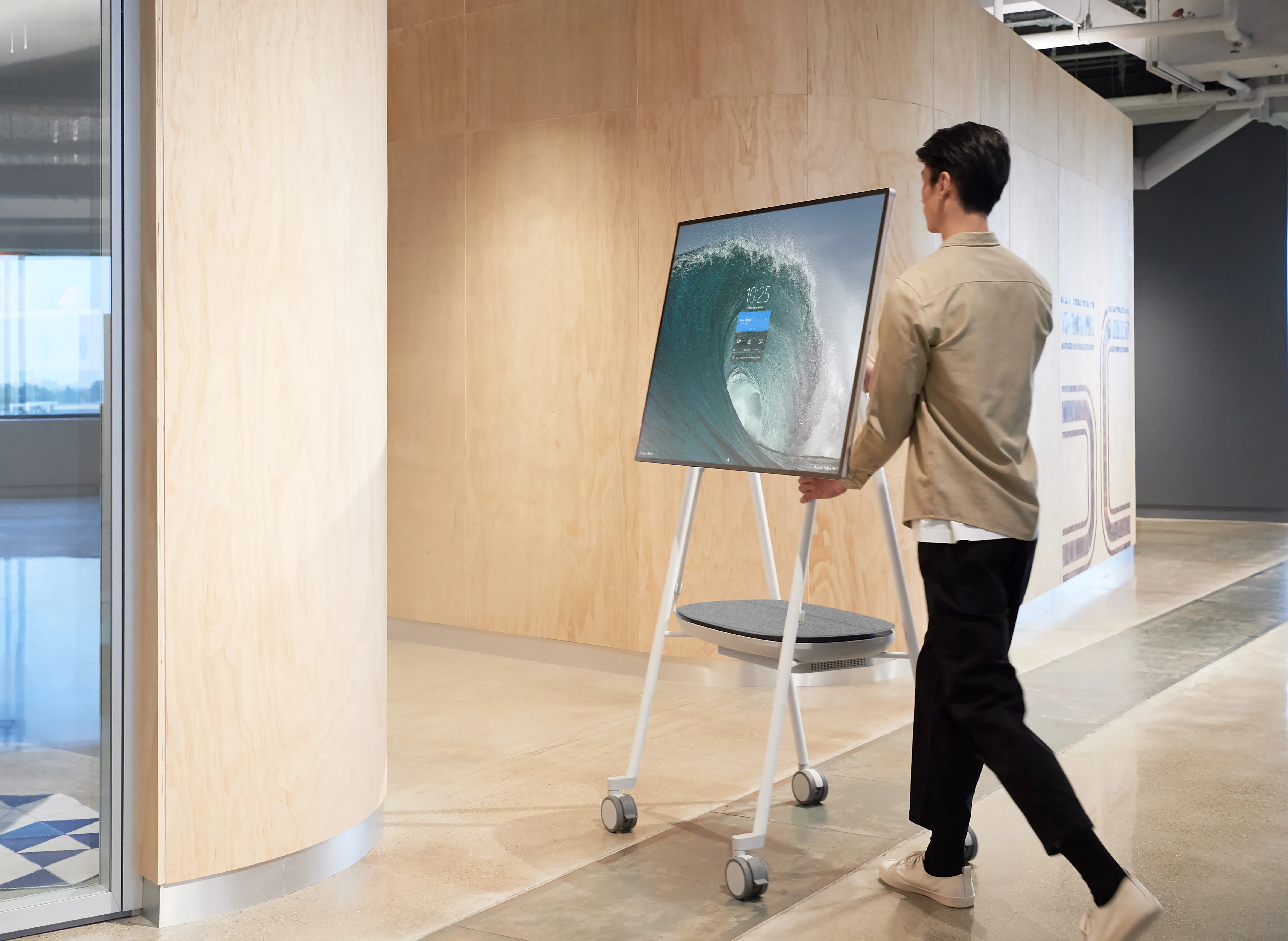 APC Smart-UPS Charge Mobile Battery for Microsoft Surface Hub 2. Designed to power Microsoft Surface Hub 2 on-the-go for over 100 minutes. Battery typeLithium I
