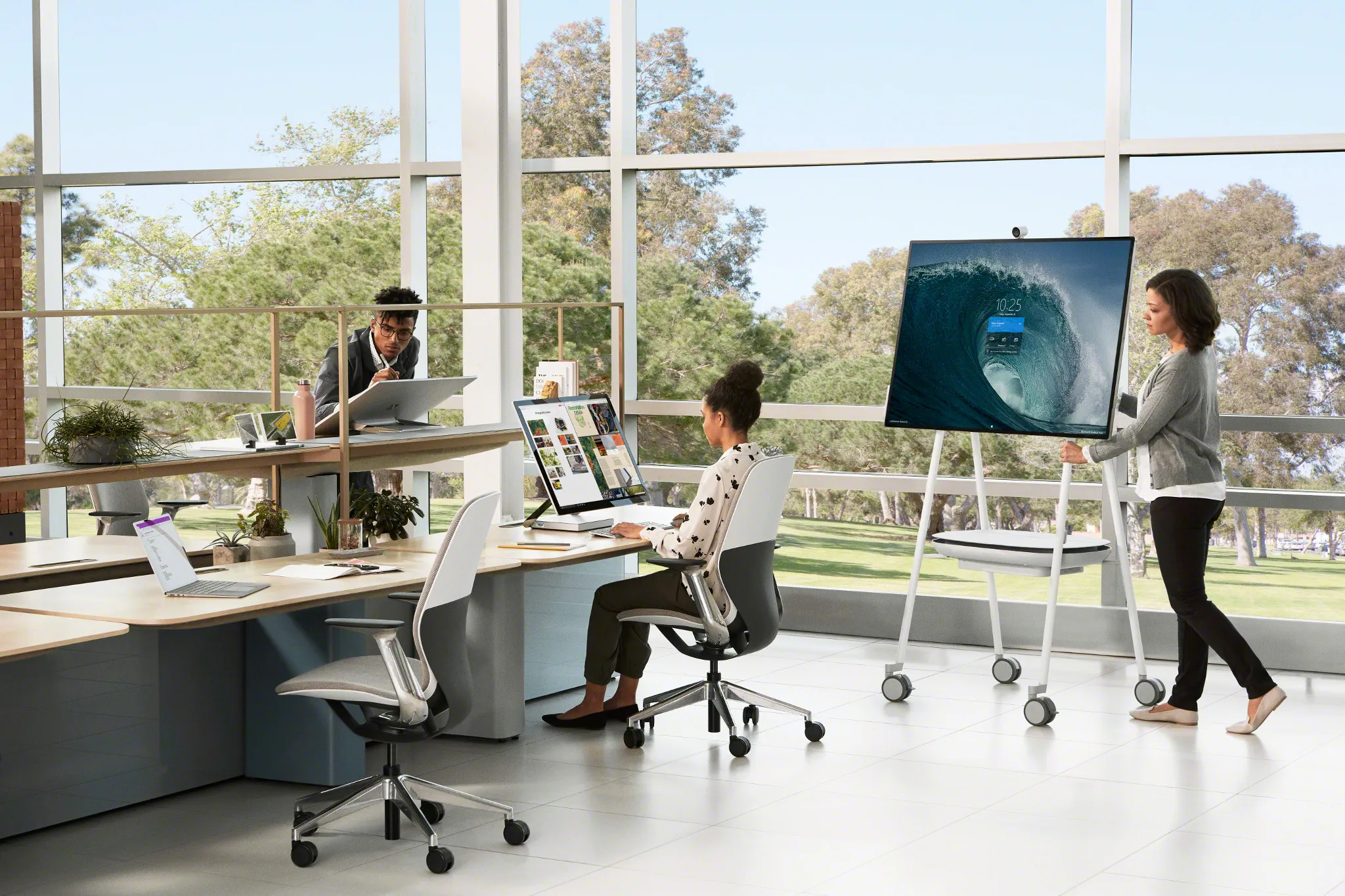 APC Smart-UPS Charge Mobile Battery for Microsoft Surface Hub 2. Designed to power Microsoft Surface Hub 2 on-the-go for over 100 minutes. Battery typeLithium I