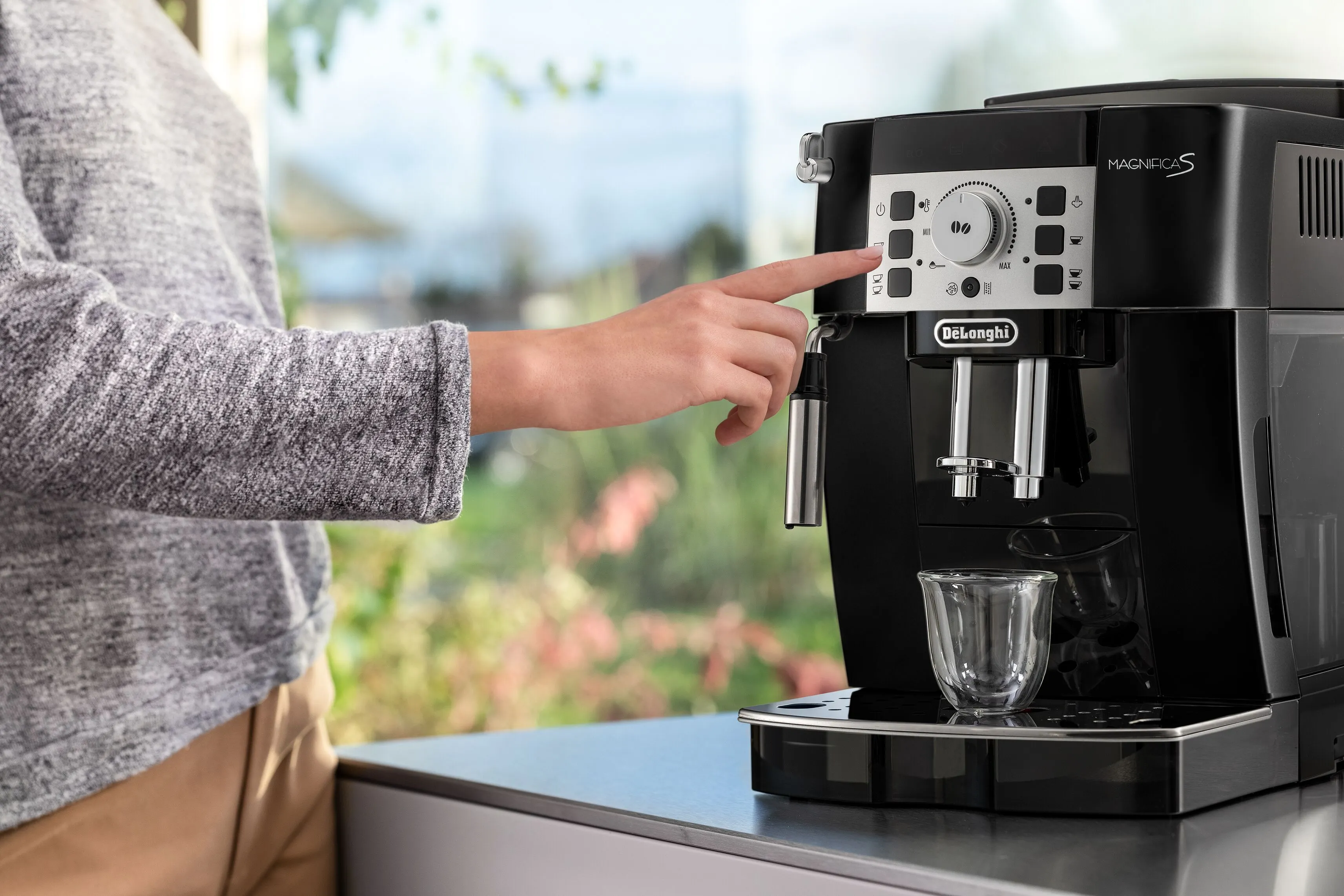 Delonghi Magnifica S ECAM 21.110 -espressokeitin, t&auml;ysautomaattinen, musta