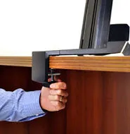 Ergotron WorkFit-S LCD &amp; Laptop with Worksurface+ - Teline ( kelkka, p&ouml;yt&auml;kiinnitysasennus, tappi, pylv&auml;s, sidetanko ) tuotteelle LCD-n&auml;ytt&ouml;/n&auml;pp&auml;imist&ouml;/hiiri/s