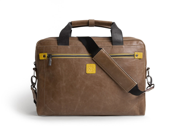 *Golla ROAD Commuter Bag G1574 MATT 16" V&auml;ri: ruskea Sisus: keltainen. Kantokahvat ja irroitettava olkahihna. Etutaskussa tabletti/l&auml;pp&auml;riosasto. Laukun sis&auml;ll&auml;