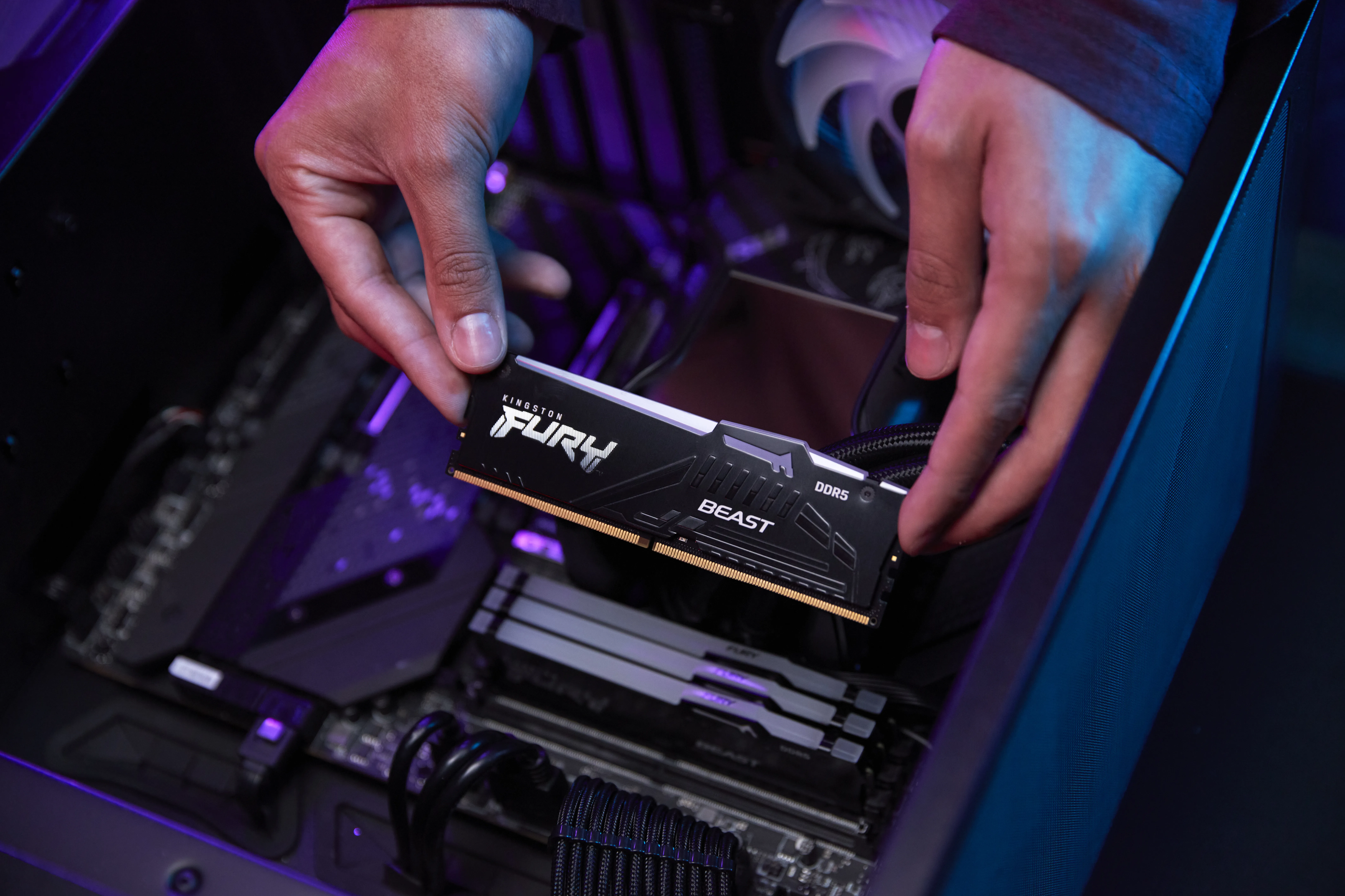 Kingston FURY Beast RGB 16 Gt (2 x 8 Gt) DDR5 5600 MHz, CL40 -muisti (XMP/EXPO)