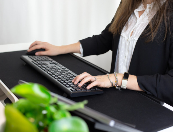 Deltaco Office -hiirimatto langattomalla latausalustalla, 900x400 mm, Musta