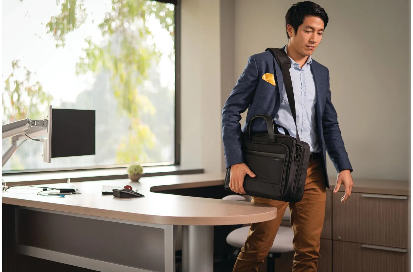 Contour&quot; 2.0 15.6&quot; Business Laptop Brief